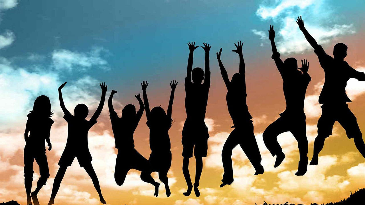 
1. స్మార్ట్‌ఫోన్ ప్రభావం:
చిన్న వయస్సు నుంచే మొబైల్ ఫోన్లు, సోషల్ మీడియా, డిజిటల్ స్క్రీన్లకు అలవాటు పడటం.

2. ఆహారపు అలవాట్లు:
పోషకాహారం తగ్గి, జంక్ ఫుడ్, అల్ట్రా ప్రాసెస్డ్ ఫుడ్ ఎక్కువగా తీసుకోవడం.

3. ఒంటరితనం:
కుటుంబ సభ్యులతో సమయం గడపకపోవడం, నిజమైన సంబంధాల కంటే వర్చువల్ ప్రపంచానికే పరిమితం కావడం.
