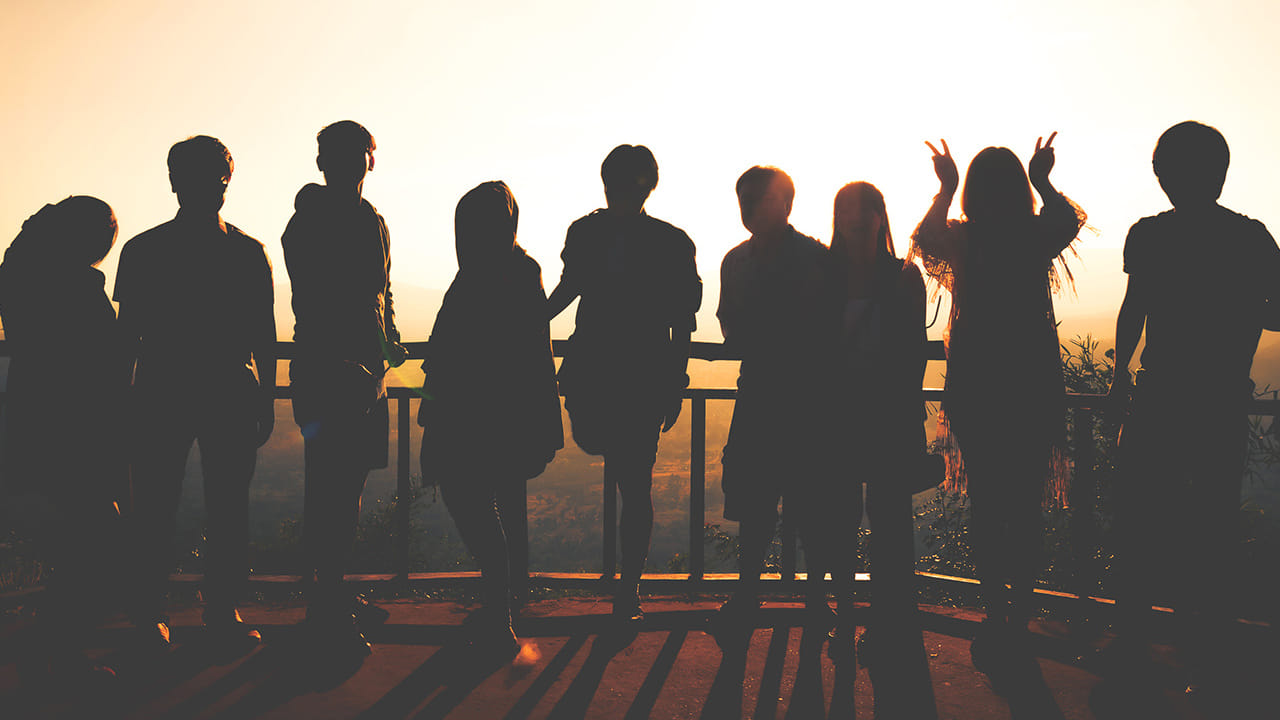 భవిష్యత్తుపై తీవ్ర ప్రభావం..

ఈ పరిస్థితి తాత్కాలికం కాదని, తరాల మధ్య వస్తున్న పెద్ద మార్పుకు ఇది సంకేతమని సాపియన్ ల్యాబ్స్    వ్యవస్థాపకురాలు తారా త్యాగరాజన్ తెలిపారు. చిన్న చిన్న ఒత్తిడులను కూడా తట్టుకోలేకపోవడం, భావోద్వేగాలను నియంత్రించలేకపోవడం, ఏకాగ్రత తగ్గిపోవడం వంటి సమస్యలు యువతలో పెరుగుతున్నాయని ఆమె పేర్కొన్నారు. 

దేశ భవిష్యత్తును నిర్మించాల్సిన యువశక్తి ఇలా మానసిక ఒత్తిడికి లోనవడం దేశ ఆర్థిక వ్యవస్థపై, ఉత్పాదకతపై కూడా ప్రభావం చూపే అవకాశం ఉందని నిపుణులు హెచ్చరిస్తున్నారు. మానసిక ఆరోగ్యంపై ఇప్పటికైనా ప్రభుత్వాలు, తల్లిదండ్రులు, సమాజం మరింత శ్రద్ధ చూపాల్సిన అవసరం ఉందని వారు సూచిస్తున్నారు. లేకపోతే దేశానికి బలం కావాల్సిన యువత… భవిష్యత్తులో భారంగా మారే ప్రమాదం ఉందని ఈ నివేదిక హెచ్చరిస్తోంది. 

