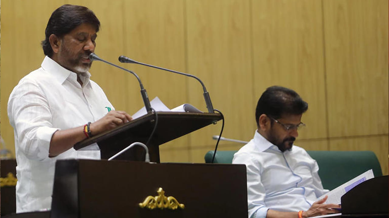  తెలంగాణ అసెంబ్లీలో డిప్యూటీ సీఎం, ఆర్థిక శాఖ మంత్రి మల్లు భట్టి విక్రమార్క గత శుక్రవారం అసెంబ్లీలో రాష్ట్ర వార్షిక బడ్జెట్ 2026-27ను ప్రవేశపెట్టిన విషయం తెలిసిందే. ఇందులో భాగంగా 3,24,234 కోట్లతో బడ్జెట్‌ను ప్రతిపాదించారు. రానున్న ఆర్థిక సంవత్సరంలో రాష్ట్రంలో అమలు చేయబోయే పలు కొత్త పథకాలను కూడా ప్రకటించారు. అందులో ఇందిరమ్మ కుటుంబ జీవిత బీమా పథకం ఒకటి.