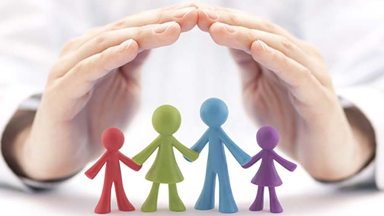  ఇందిరమ్మ కుటుంబ జీవిత బీమా పథకాన్ని తెలంగాణ ఆవిర్భావ దినోత్సం సందర్భంగా ఈ ఏడాది జూన్ 2న ప్రారంభించనున్నారు. రేషన్ కార్డు ఉన్న ప్రతి కుటుంబానికి ఈ స్కీమ్‌  వర్తిస్తుందని రాష్ట్ర ప్రభుత్వం తెలిపింది. ప్రతి కుటుంబానికి రూ. 5 లక్షల బీమా అందించనుంది. రాష్ట్రవ్యాప్తంగా 1 కోటి 15 లక్షల కుటుంబాలను లబ్దిదారులుగా ఉన్నారని, సామాజిక విభేదాలు లేదా ఆర్థిక స్థితితో (పేద, మధ్యతరగతి, ధనిక) సంబంధం లేకుండా ఈ పథకం పౌరులందరికీ వర్తిస్తుందని తెలిపింది. సామాన్యుడి జీవితానికి భద్రత కల్పించడమే ప్రభుత్వ లక్ష్యమని పేర్కొంది.