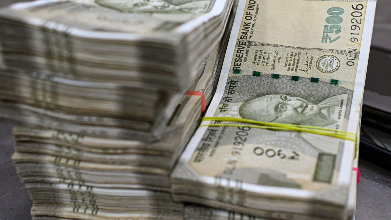  బీమా ఎప్పటి నుంచి అమలు:  అయితే రేషన్‌ కార్డు ఉన్న కుటుంబంలో ఆదాయం తీసుకువచ్చే వ్యక్తి ఏదైనా ప్రమాదవశాత్తు మరణించినట్లయితే ఆ కుటుంబం రోడ్డునపడే పరిస్థితి రాకుండా ఉండేందుకు ఈ పథకానికి శ్రీకారం చూడుతున్నామని రాష్ట్ర ప్రభుత్వం తెలిపింది. సామాజిక అంతరాలతో సంబంధం లేకుండా పేద, మధ్యతరగతి, ధనిక అని తేడా చూడకుండా రాష్ట్రంలోని ఒక కోటి 15 లక్షల కుటుంబాలకు ప్రతి కుటుంబానికి 5 లక్షల రూపాయలు బీమా అందించనున్నట్లు ప్రభుత్వం వెల్లడించింది.