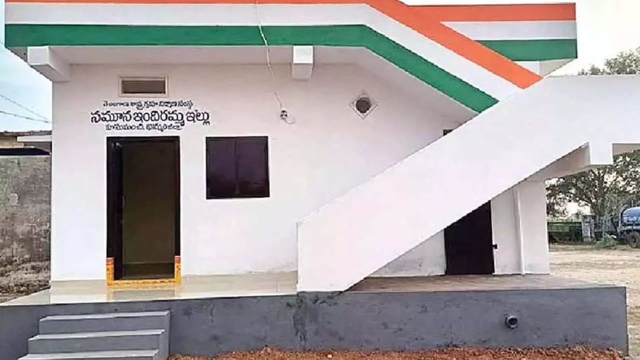 తెలంగాణలో అధికారంలోకి వచ్చిన కాంగ్రెస్ ప్రభుత్వం పేదల సొంతింటి కలను నెరవేర్చేందుకు ప్రతిష్టాత్మకంగా తీసుకొచ్చిన ఇందిరమ్మ ఇళ్ల పథకాన్ని కొందరు దుర్వినియోగం చేస్తున్నట్టు ప్రభుత్వం గుర్తించింది. ఇళ్లు, వాహనాలు ఉన్నప్పటికీ అర్హులమని ఫేక్ పత్రాలు చూపించి లబ్ధి పొందే ప్రయత్నాలు పెరగడంతో.. ప్రభుత్వం గ్రామస్థాయిలో కమిటీలు ఏర్పాటు చేసి, ఏఐ సాంకేతికతను ఉపయోగించడం ప్రారంభించింది.