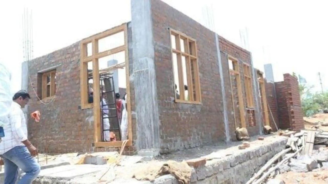 ఇక రాష్ట్రవ్యాప్తంగా ఇప్పటివరకు జిల్లాలో 12,021 ఇళ్లు మంజూరు కాగా, వాటిలో చాలా వరకు వివిధ దశల్లో నిర్మాణంలో ఉన్నాయి. అయితే ఇక్కడ అసలు ట్విస్ట్ ఏంటంటే గతంలోనే ఇళ్లు పొందినవారు సైతం మళ్లీ ఈ పథకానికి దరఖాస్తు చేసుకున్నట్టు అధికారులు గుర్తించారు.