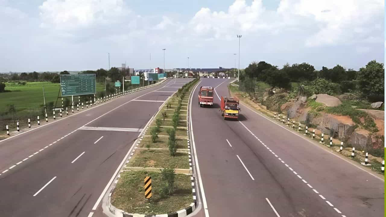  సోమవారం నిర్మాణ పనులను పరిశీలించిన తర్వాత ఆయన మాట్లాడుతూ ప్రతస్తుం ఈ హైవేపై అడ్డంగా ఉన్న పర్వతాల గుండా వాహనాలు సాఫీగా వెళ్లేందుకు మూడు సొరంగాలు ఏర్పాటు చేస్తున్నారని తెలిపారు. ఈ సొరంగాలు పూర్తయిన వెంటనే హైవే అందుబాటులో వస్తుందన్నారు. 