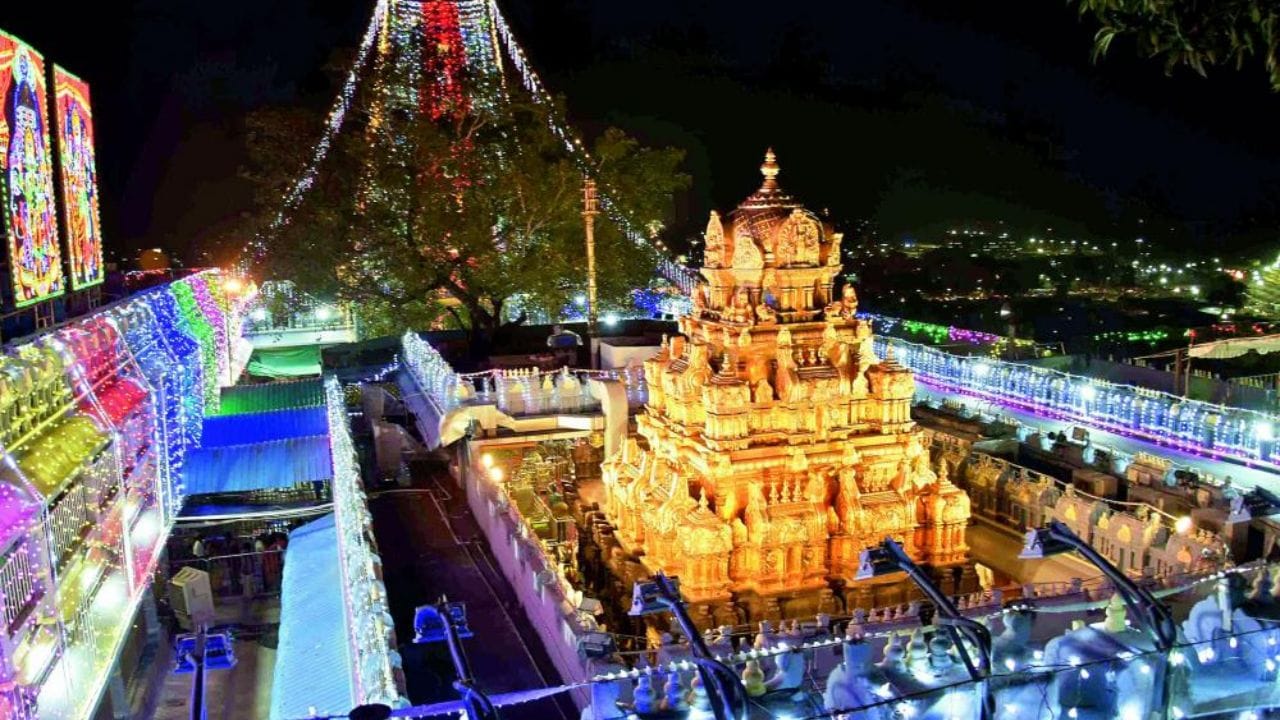 Indrakeeladri: ఇంద్రకీలాద్రిపై కాటేజీల కొరత.. బస చేసేందుకు వసతుల్లేక భక్తులకు ఇక్కట్లు!