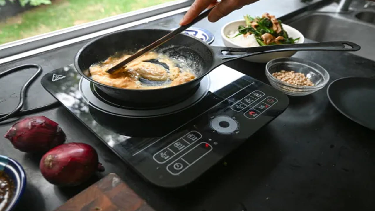  పాన్‌లను లాగడం: చాలా మంది తమ స్టౌవ్‌పై పెట్టిన పాన్‌ను ఎత్తడానికి బదులుగా నేరుగా గాజు ఉపరితలంపైకి లాగుతారు. ఈ సాధారణ అలవాటు కాలక్రమేణా ఇండక్షన్ కుక్‌టాప్ గాజు పైభాగాన్ని దెబ్బతీస్తుంది. పదేపదే లాగడం వల్ల ఉపరితలం గీతలు పడవచ్చు. అలాగే గాజు బలహీనపడవచ్చు. అందువల్ల కుక్‌టాప్ ఉపరితలాన్ని రక్షించడానికి వంట పాత్రలను ఎత్తడం ఎల్లప్పుడూ ఉత్తమం.