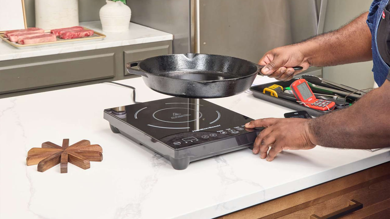  పగిలిన గాజు లేదా వేడి నూనెను విస్మరించడం: ఇండక్షన్ కుక్‌టాప్ గాజు ఉపరితలం పగుళ్లు ఏర్పడితే వాడకాన్ని వెంటనే నిలిపివేయాలి. చిన్న పగుళ్లు కూడా నీరు లేదా ద్రవం లోపలికి ప్రవేశించడానికి అనుమతిస్తాయి. దీని వలన విద్యుత్ సర్క్యూట్ దెబ్బతింటుంది. అంతేకాకుండా, నూనె లేదా నెయ్యిని ఎప్పుడూ గమనించకుండా వేడి చేయవద్దు. ఎందుకంటే అవి చాలా త్వరగా ప్రమాదకరమైన ఉష్ణోగ్రతలకు చేరుకుంటాయి. వంట తర్వాత కుక్‌టాప్‌ను ఆపివేయడం, శుభ్రపరిచేటప్పుడు దాన్ని అన్‌ప్లగ్ చేయడం కూడా ముఖ్యం.