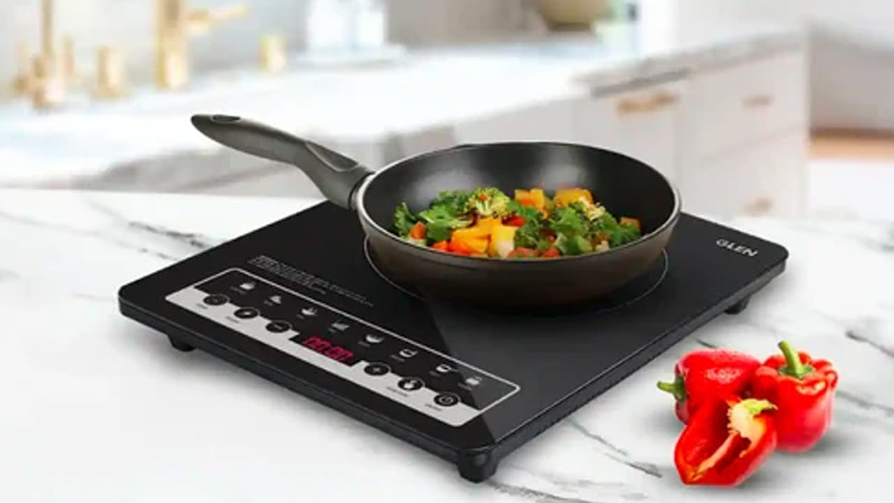  2. పవర్ సెట్టింగ్స్ పట్ల అవగాహన: ఇండక్షన్ స్టవ్‌లో ఉండే వేర్వేరు 'మోడ్స్' (Modes) గురించి తెలుసుకోవడం అవసరం. అన్ని వంటలను ఒకే రకమైన వేడిపై వండకండి. ఉదాహరణకు, పాలు కాగబెట్టడానికి 'Milk' మోడ్ ఉపయోగించండి. కూరగాయలు వేయించేటప్పుడు మొదట హై వాటేజ్ పెట్టి, ఆ తర్వాత వెంటనే వాటేజ్ తగ్గించండి. ఇలా చేయడం వల్ల అనవసరమైన విద్యుత్ ఖర్చు తగ్గుతుంది.