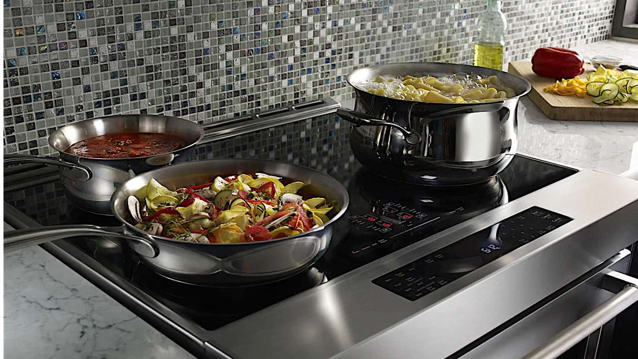  3. మూత పెట్టి వండటం: ఇది చాలా చిన్న చిట్కా అయినప్పటికీ అద్భుతంగా పనిచేస్తుంది. వంట చేసేటప్పుడు పాత్రపై మూత పెట్టడం వల్ల లోపల ఉత్పన్నమయ్యే ఆవిరి ఆహారాన్ని త్వరగా ఉడికిస్తుంది. వంట ఎంత త్వరగా పూర్తయితే, మీకు అంత కరెంట్ ఆదా అవుతుంది.