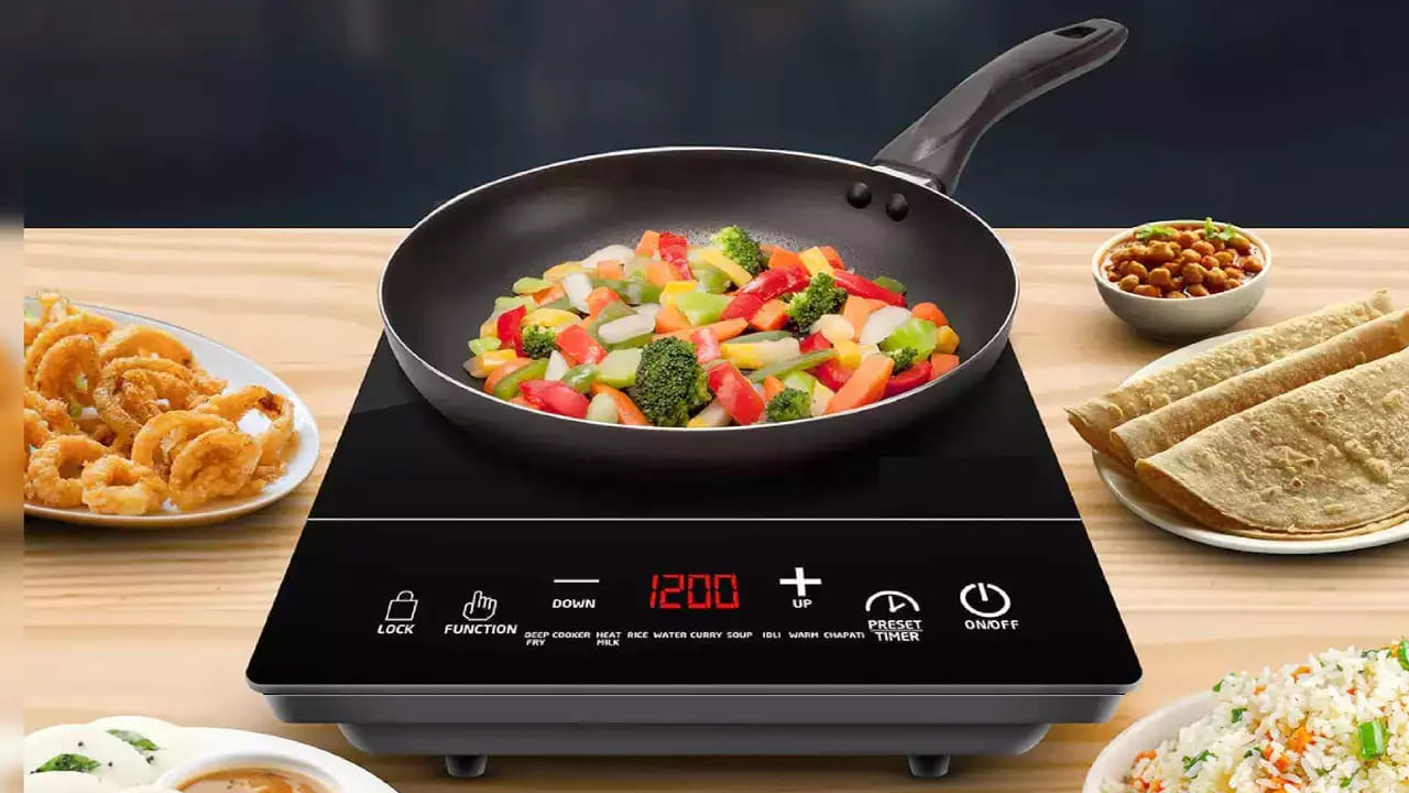  4. రెండు నిమిషాల ముందే స్విచ్ ఆఫ్ చేయండి: ఇండక్షన్ స్టవ్‌ను ఆఫ్ చేసిన తర్వాత కూడా పాత్ర, ఇండక్షన్ ప్లేట్ కొంత సమయం వరకు వేడిగానే ఉంటాయి. వంట పూర్తవుతుందనగా రెండు నిమిషాల ముందే స్విచ్ ఆఫ్ చేయండి. ఆ మిగిలిన వేడికే ఆహారం చక్కగా ఉడుకుతుంది. ఇది కరెంట్ ఆదా చేయడానికి ఒక స్మార్ట్ పద్ధతి.