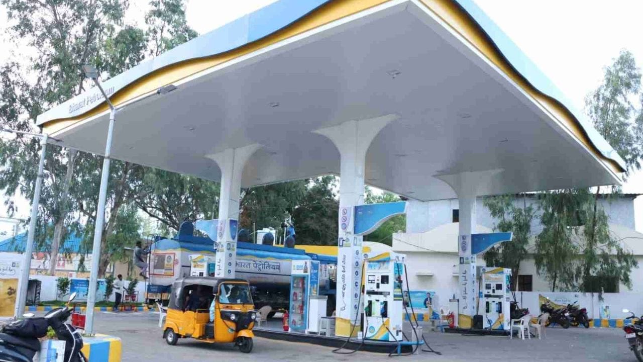 డిమాండ్, డీలర్ మార్జన్, రవాణా ఖర్చులు: మార్కెట్లో ఇంధనానికి ఉన్న డిమాండ్, దాని సరఫరా మధ్య సమతుల్యత కూడా ధరలను నిర్ణయిస్తుంది. డిమాండ్ ఎక్కువగా ఉండి సరఫరా తక్కువగా ఉంటే ధరలు పెరిగే అవకాశం ఉంటుంది. అలానే చమురు కంపెనీల నుండి బంకుల వరకు చమురును చేరవేయడానికి అయ్యే రవాణా ఖర్చులు, పెట్రోల్ బంకు నిర్వాహకులకు ఇచ్చే కమీషన్ కూడా ధరలో భాగంగా ఉంటాయి. కాబట్టి ఇవి కూడా ధరల పెరుగుదలను ప్రభావింతం చేస్తాయి.