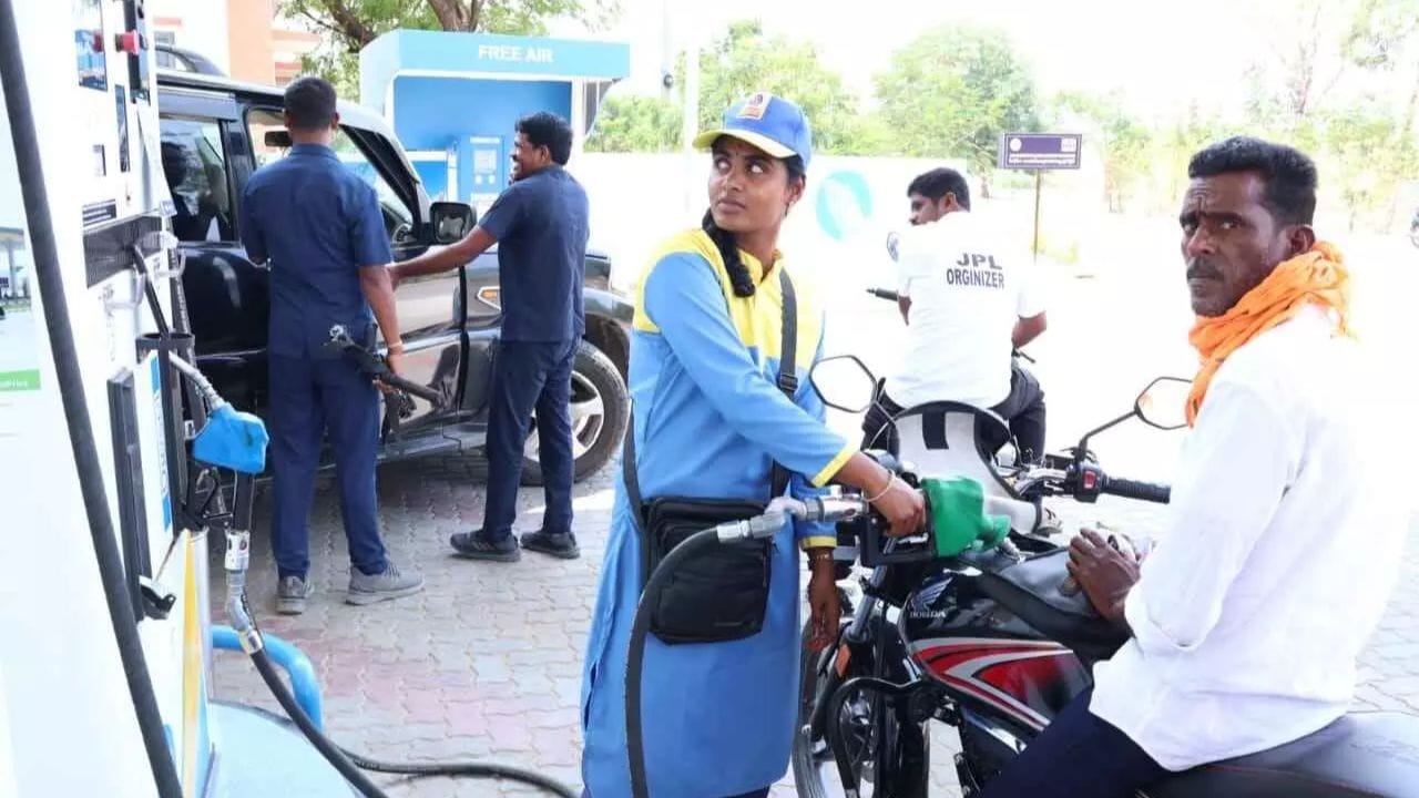 దేశంలో పెట్రోల్, డీజిల్ పెరగడం అనేది కొన్ని ముఖ్యమైన అంశాలపై ఆధారపడి ఉంటుంది. అంతర్జాతీయ ముడి చమురు, భౌగోళిక రాజకీయ ఉద్రిక్తతలు, పన్నుల ప్రభావం, రూపాయి విలువ పతనం , డీలర్ కమీషన్, రవాణా ఖర్చులు ఇవన్ని ఇందన ధరల మార్పుల్లో కీలక పాత్ర పోషిస్తాయి.