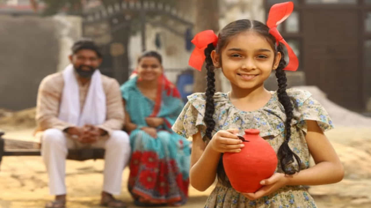 ఈ పథకం ఎందుకు ప్రత్యేకమైనది?: మీరు సురక్షితమైన, నమ్మదగిన దీర్ఘకాలిక పెట్టుబడి కోసం చూస్తున్నట్లయితే, ఈ పథకం ఒక అద్భుతమైన ఎంపిక కావచ్చు. ఇది తక్కువ రిస్క్, మంచి రాబడిని అందిస్తుంది. అన్నింటికంటే ముఖ్యంగా ఇది మీ కుమార్తె భవిష్యత్తుకు బలమైన ఆర్థిక పునాది వేస్తుంది. సులభంగా చెప్పాలంటే మీరు 15 సంవత్సరాల పాటు చిన్న మొత్తాలను డిపాజిట్ చేస్తే మీ డబ్బు రాబోయే ఆరు సంవత్సరాలలో దానంతట అదే పెరుగుతుంది. ఇదే ఈ పథకం అసలైన అద్భుతం. అందుకే ఇది సాధారణ ప్రజలలో ఇంత ప్రాచుర్యం పొందింది.