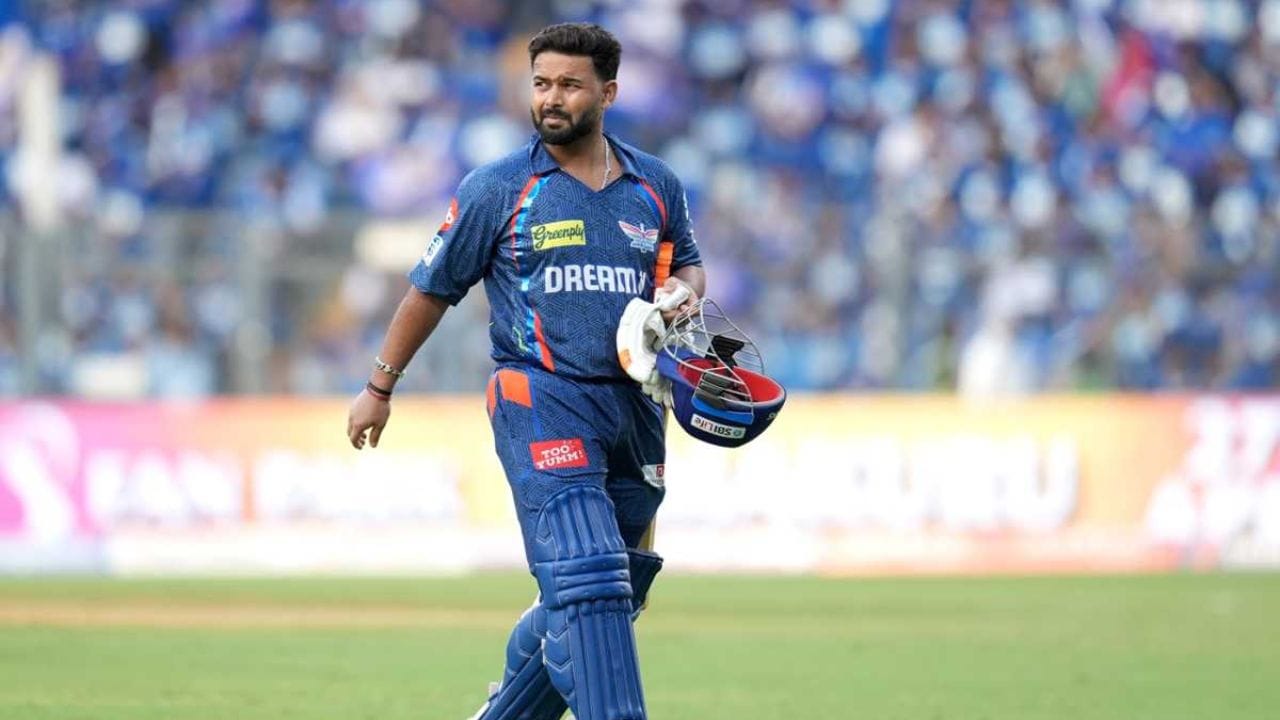 పంత్, ధోని, కేఎల్ రాహుల్ తర్వాత అత్యంత తక్కువ బంతుల్లో 3000 ఐపీఎల్ పరుగులు పూర్తి చేసిన భారత బ్యాట్స్‌మెన్ల రికార్డు పుస్తకాల్లోకి ప్రవేశించిన నాల్గవ వికెట్ కీపర్‌గా ఇషాన్ కిషన్ నిలిచాడు.