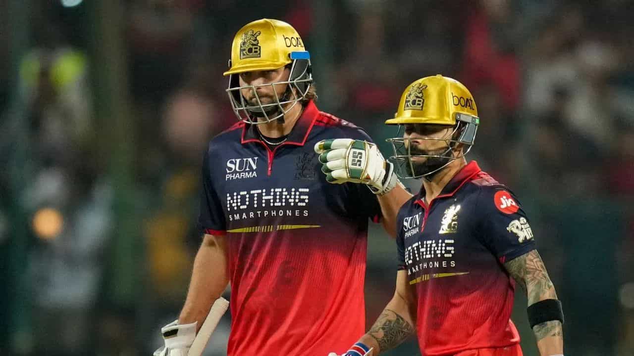 ఈ చారిత్రాత్మక విజయానికి యువ ఆటగాడు దేవదత్ పడిక్కల్ పునాది వేశాడు. కేవలం 26 బంతుల్లోనే 7 ఫోర్లు, 4 సిక్సర్లతో 61 పరుగులు చేసి ప్రత్యర్థి బౌలర్లకు చుక్కలు చూపించాడు. మరోవైపు వెటరన్ స్టార్ విరాట్ కోహ్లీ తన క్లాస్ ఆటతీరుతో ఆకట్టుకున్నాడు. 38 బంతుల్లో 69 పరుగులు చేసి అజేయంగా నిలిచి జట్టును గెలుపు తీరాలకు చేర్చాడు. వీరిద్దరి ధాటికి హైదరాబాద్ బౌలర్లు చేతులెత్తేశారు.