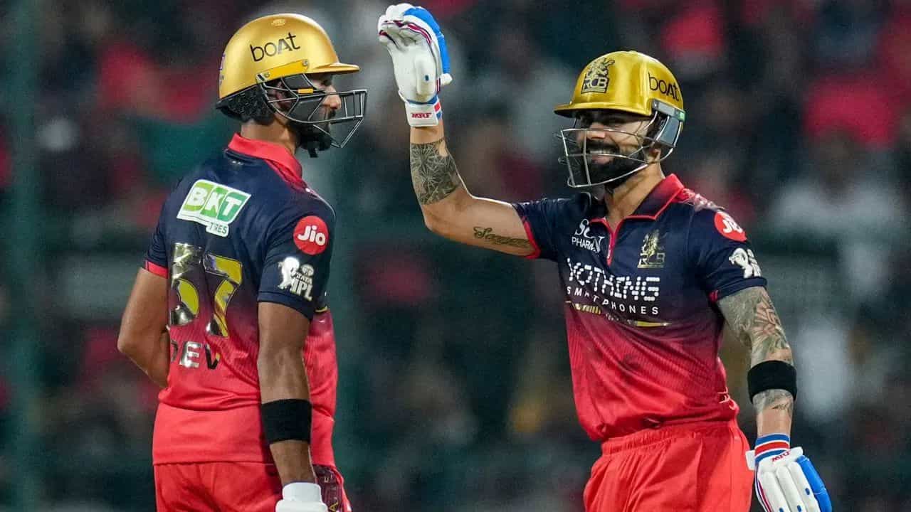 బ్యాటింగ్‌కు ముందు బౌలింగ్‌లోనూ ఆర్సీబీ ఆకట్టుకుంది. ముఖ్యంగా ఐపీఎల్ అరంగేట్రం చేసిన జాకబ్ డఫీ అద్భుత ప్రదర్శన చేశాడు. 4 ఓవర్లలో కేవలం 22 పరుగులు మాత్రమే ఇచ్చి అభిషేక్ శర్మ, ట్రావిస్ హెడ్, నితీష్ కుమార్ రెడ్డి వంటి కీలక వికెట్లను పడగొట్టాడు. 