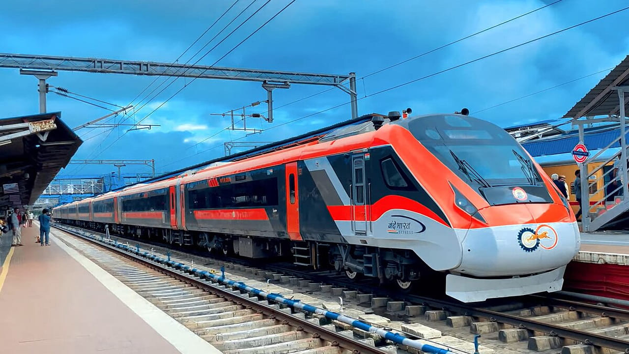 అత్యవసరంగా ఎక్కడికైనా ప్రయాణం చేయాలనుకునే సమయంలో తత్కా్ల్ టికెట్లను బుక్ చేసుకుంటూ ఉంటారు. సాధారణ టికెట్లతో పోలిస్తే వీటి ఛార్జీలు కాస్త అధికంగా ఉంటాయి. ఈ టికెట్లు చాలా తక్కువగానే అందుబాటులో ఉంటాయి. దీంతో రిలీజ్ చేసిన కొద్దిసేపటికే బుకింగ్స్ అయిపోతాయి. అయితే తత్కాల్ టికెట్లలో జరుగుతున్న దుర్వినియోగాన్ని అడ్డుకునేందుకు రైల్వేశాఖ వీటి బుకింగ్స్ విధానాన్ని మార్చింది. అవేంటో ఇందులో చూద్దాం.