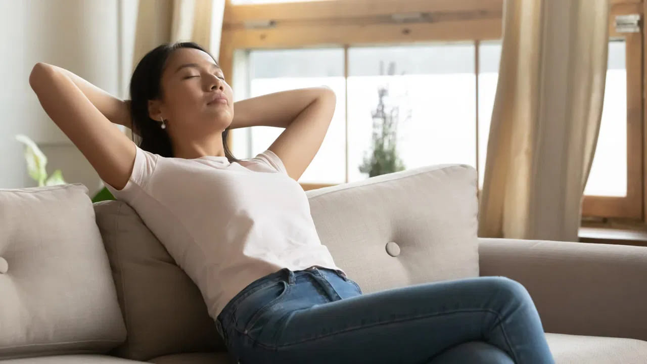 గంట దాటితే ముప్పే: మధ్యాహ్నం నిద్ర ప్రయోజనకరమే అయినప్పటికీ అది గంట దాటితే మాత్రం అనర్థాలు తప్పవని వైద్యులు హెచ్చరిస్తున్నారు. గంట కంటే ఎక్కువ నిద్రపోతే లేచిన తర్వాత తలనొప్పి, బద్ధకం, శరీరం బరువుగా అనిపించడం వంటి సమస్యలు వస్తాయి. 
