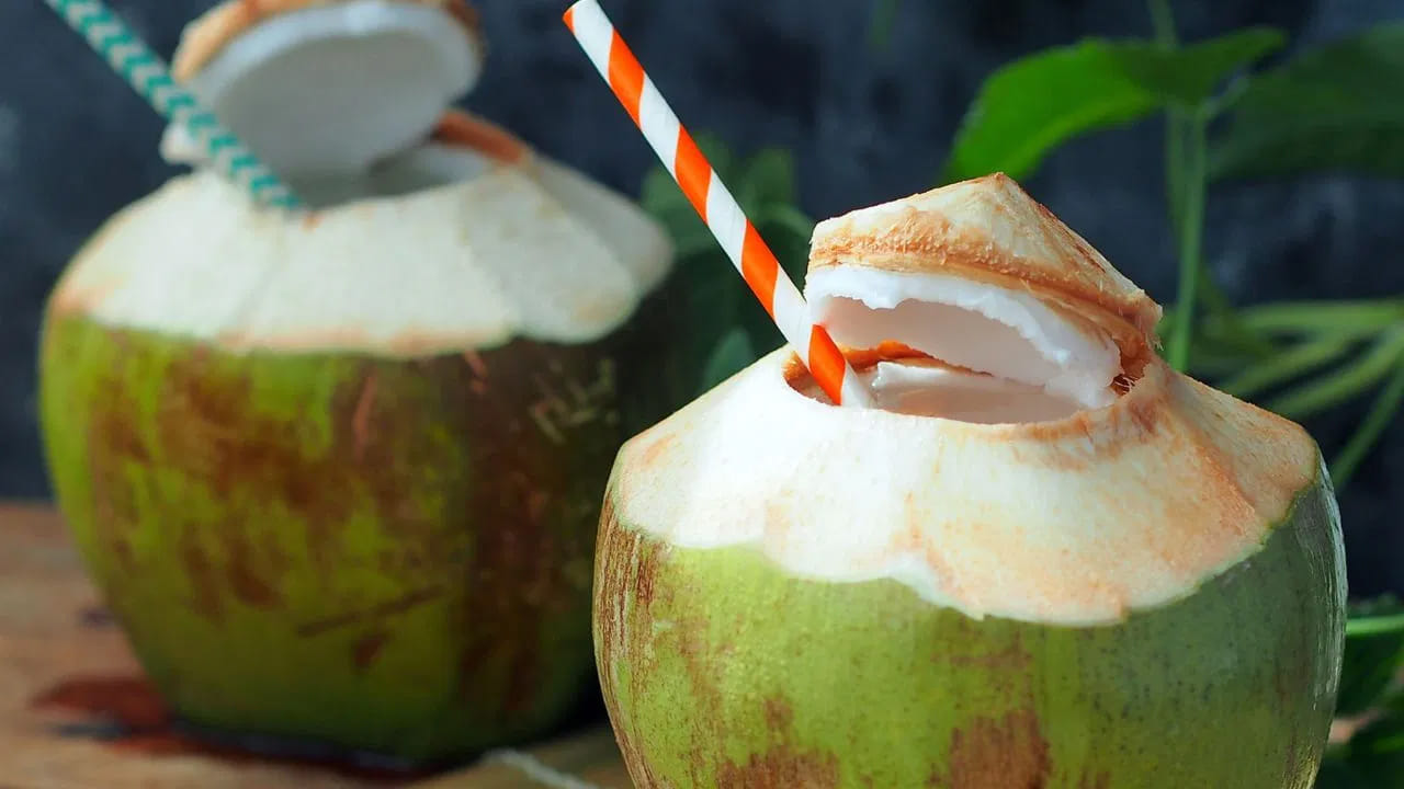 మృత్యుపాశం: పరిశోధనలో తేలిన అంశం ఏంటంటే.. వైద్యులు నిర్వహించిన కొబ్బరి నీరు సేవించిన తర్వాత ప్రాణాంతకమైన 3-నైట్రోప్రొపియోనిక్ విషం వల్ల చనిపోయినట్లు అధ్యయనంలో షాకింగ్ నిజాలు బయటపడ్డాయి. ఆ కొబ్బరి నీళ్లలో 3-నైట్రోప్రొపియోనిక్ యాసిడ్ అనే శక్తివంతమైన శిలీంధ్ర విషం ఉన్నట్లు గుర్తించారు. బయటకు కాయ తాజాగా కనిపిస్తున్నా లోపల ఈ విషపూరిత శిలీంధ్రాలు వృద్ధి చెందుతాయి.
