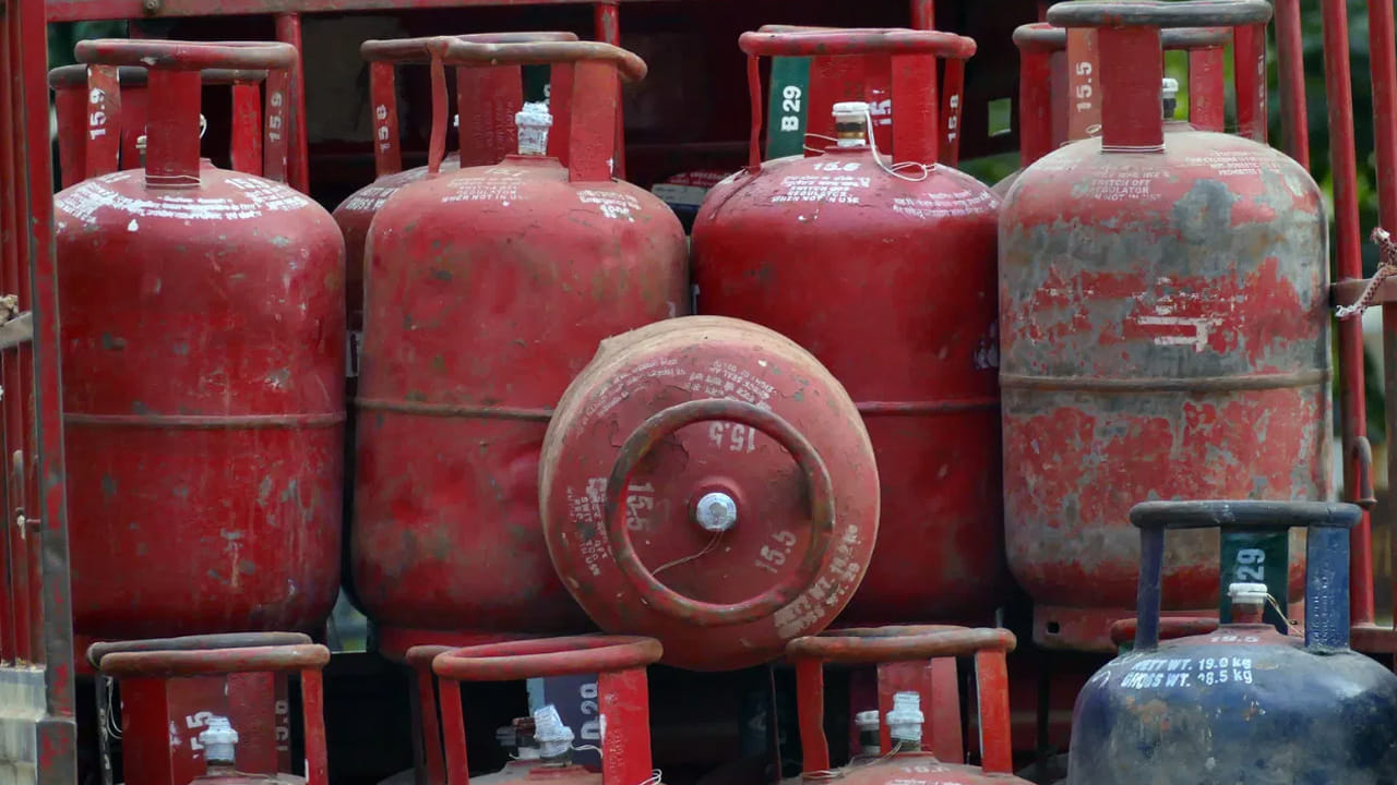 Gas Cylinder: హమ్మయ్య.. గ్యాస్ సిలిండర్ల కొరతపై కేంద్రం కీలక ప్రకటన.. ఏమన్నదంటే..?