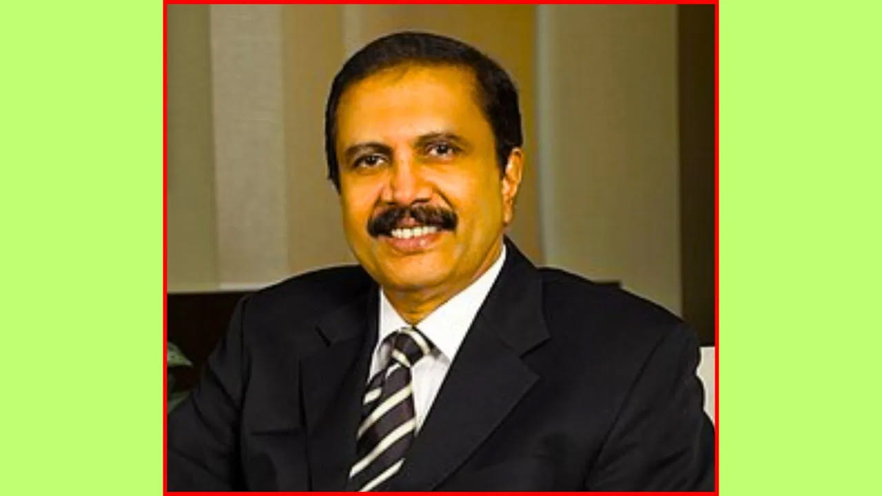 డాక్టర్ ఆజాద్ మూపెన్ ఆస్టర్ డిఎం హెల్త్కేర్ వ్యవస్థాపకుడు. ఆయన ఆరోగ్య సంరక్షణ నెట్వర్క్ మధ్యప్రాచ్యం, భారతదేశంలో విస్తరించి ఉంది. 2024-25 నాటికి ఆయన నికర విలువ దాదాపు $1 బిలియన్లుగా అంచనా. ఆరోగ్య రంగం ఒక ముఖ్యమైన సేవ కానీ ప్రాంతీయ ఉద్రిక్తతలు కార్యాచరణ ఖర్చులను పెంచుతాయి.