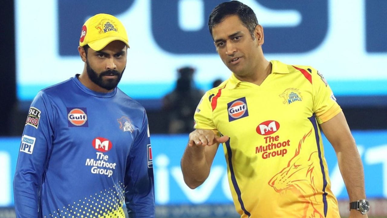 గతంలో 2022 ఐపీఎల్ సమయంలో కెప్టెన్సీ మార్పుల వల్ల జడేజా, ధోనీ మధ్య విభేదాలు వచ్చాయని వార్తలు వచ్చాయి. అయితే 2023 ఫైనల్‌లో జడేజా ఆఖరి బంతికి ఫోర్ కొట్టి జట్టును విజేతగా నిలిపిన తర్వాత, ధోనీ అతడిని ఎత్తుకుని సంబరాలు చేసుకోవడంతో ఆ వార్తలకు తెరపడింది. ఇప్పుడు మళ్ళీ ఇలాంటి చిన్న చిన్న విషయాలను పెద్దవి చేయవద్దని జడేజా అభిమానులను కోరాడు. ధోనీ తనకు ఎప్పుడూ గురువు, మార్గదర్శి అని ఆయన గౌరవాన్ని ఎప్పటికీ తగ్గించనని జడ్డూ పునరుద్ఘాటించాడు.