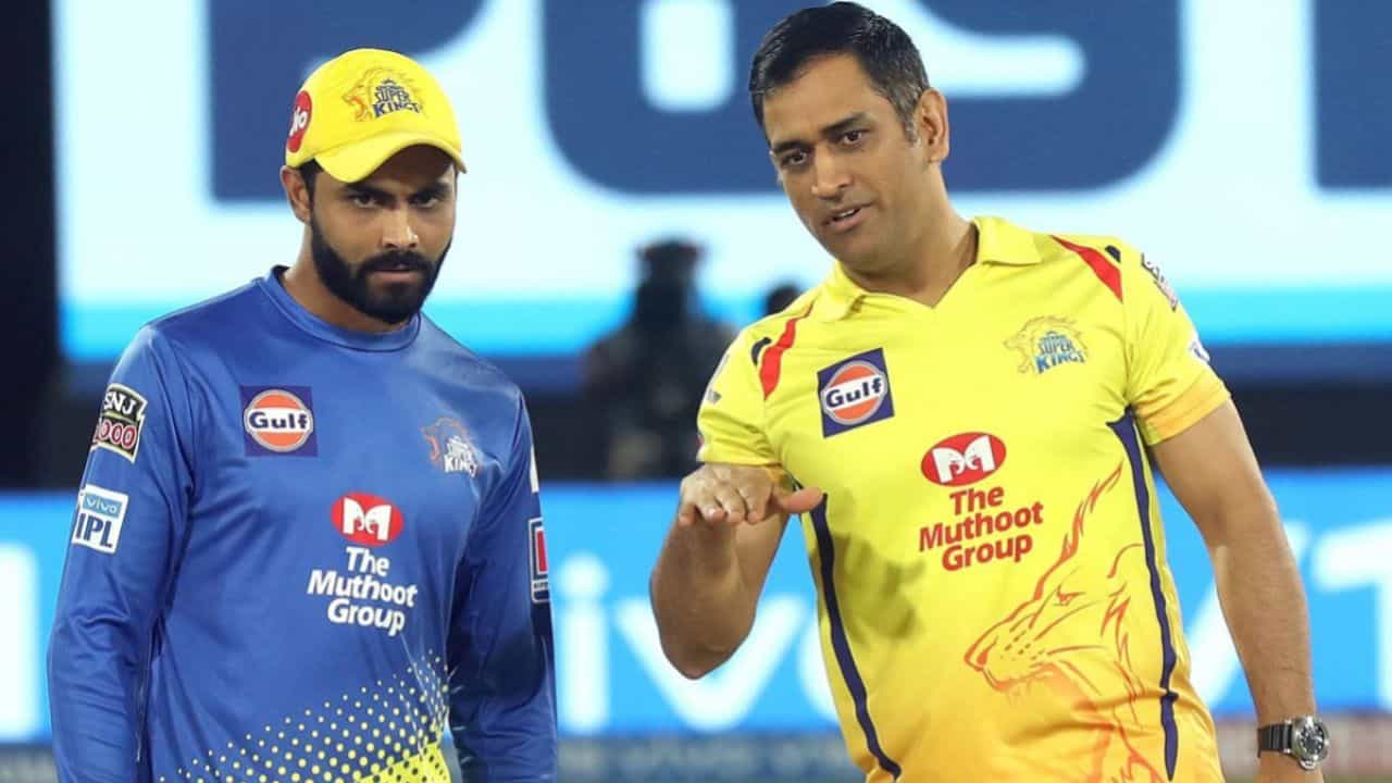 గతంలో 2022 ఐపీఎల్ సమయంలో కెప్టెన్సీ మార్పుల వల్ల జడేజా, ధోనీ మధ్య విభేదాలు వచ్చాయని వార్తలు వచ్చాయి. అయితే 2023 ఫైనల్లో జడేజా ఆఖరి బంతికి ఫోర్ కొట్టి జట్టును విజేతగా నిలిపిన తర్వాత, ధోనీ అతడిని ఎత్తుకుని సంబరాలు చేసుకోవడంతో ఆ వార్తలకు తెరపడింది. ఇప్పుడు మళ్ళీ ఇలాంటి చిన్న చిన్న విషయాలను పెద్దవి చేయవద్దని జడేజా అభిమానులను కోరాడు. ధోనీ తనకు ఎప్పుడూ గురువు, మార్గదర్శి అని ఆయన గౌరవాన్ని ఎప్పటికీ తగ్గించనని జడ్డూ పునరుద్ఘాటించాడు.