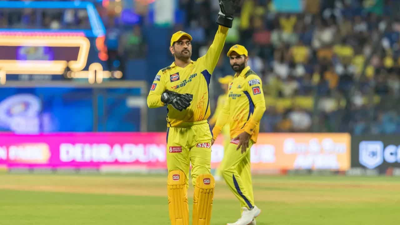 ఆ సంఘటన గురించి జడేజా మాట్లాడుతూ.. "నేను రీయూనియన్కు వెళ్లే ముందే మా 'మహీ భాయ్'కి ఫోన్ చేసి ఎక్కడ ఉన్నారో అడుగుదామనుకున్నాను. కానీ ఆ సమయంలో ఆయన ఫోన్ స్విచాఫ్లో ఉంది. వేడుక జరిగే ప్రదేశంలో కూడా చాలా రద్దీగా ఉండటం, వేర్వేరు కార్యక్రమాల్లో బిజీగా ఉండటం వల్ల మేమిద్దరం మాట్లాడుకునే అవకాశం దక్కలేదు. అంతే తప్ప మా మధ్య ఎలాంటి గొడవలు లేవు," అని నవ్వుతూ సమాధానమిచ్చాడు. ధోనీకి ఫోన్ చేయడం కంటే ఆయనను నేరుగా కలవడమే కష్టమని, ఎందుకంటే ఆయన ఎప్పుడు ఫోన్ వాడుతారో ఎవరికీ తెలియదని జడ్డూ సరదాగా వ్యాఖ్యానించాడు.