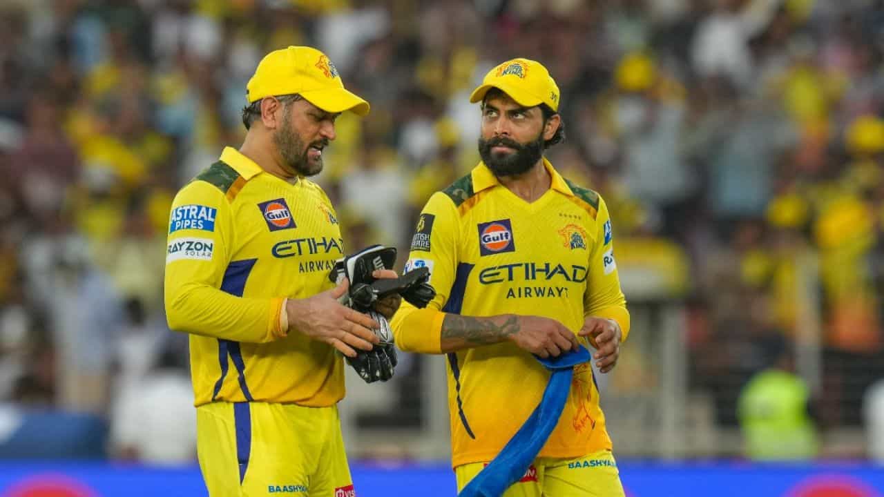దీంతో వీరిద్దరి మధ్య మళ్ళీ కోల్డ్ వార్ మొదలైందా అనే ఊహాగానాలు మొదలయ్యాయి. ప్రస్తుతం సోషల్ మీడియాలో ఈ వివాదం తెగ ట్రెండ్ అవుతోంది. ఈక్రమంలో ఈ వివాదంపై స్పందించిన జడేజా, అది కేవలం సాంకేతిక కారణమే తప్ప మనస్పర్థలు కావని స్పష్టం చేయడంతో ఫ్యాన్స్ ఊపరి పీల్చుకున్నారు.