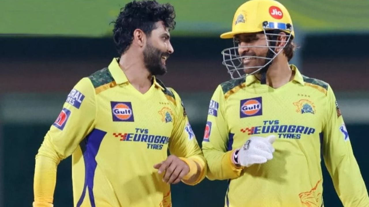 Jadeja Dhoni Rift Rumors: ఐపీఎల్ 2026 సీజన్ మధ్యలో చెన్నై సూపర్ కింగ్స్ పాత, కొత్త ఆటగాళ్ల కోసం ఏర్పాటు చేసిన ప్రత్యేక రీయూనియన్ కార్యక్రమం సోషల్ మీడియాలో హాట్ టాపిక్ అయ్యింది. ఈ వేడుకలో జట్టులోని దాదాపు అందరూ స్టార్ ఆటగాళ్లు కనిపించినప్పటికీ, జడేజా, ధోనీ ఒకరితో ఒకరు మాట్లాడుకోకపోవడం కెమెరాలకు చిక్కింది. 