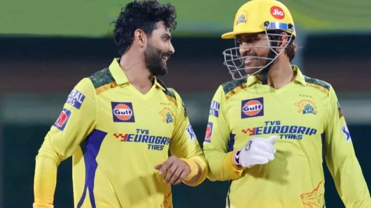 Jadeja Dhoni Rift Rumors: ఐపీఎల్ 2026 సీజన్ మధ్యలో చెన్నై సూపర్ కింగ్స్ పాత, కొత్త ఆటగాళ్ల కోసం ఏర్పాటు చేసిన ప్రత్యేక రీయూనియన్ కార్యక్రమం సోషల్ మీడియాలో హాట్ టాపిక్ అయ్యింది. ఈ వేడుకలో జట్టులోని దాదాపు అందరూ స్టార్ ఆటగాళ్లు కనిపించినప్పటికీ, జడేజా, ధోనీ ఒకరితో ఒకరు మాట్లాడుకోకపోవడం కెమెరాలకు చిక్కింది.