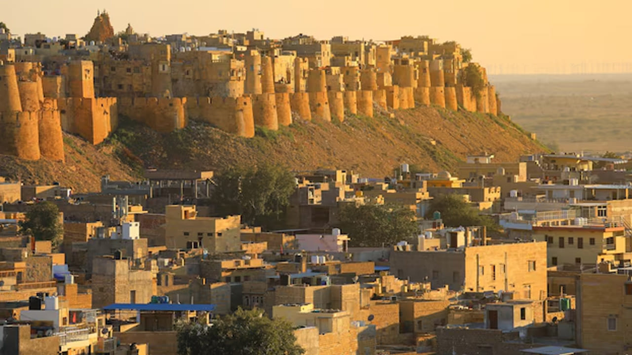 జైసల్మేర్, రాజస్థాన్ (Jaisalmer): రాజస్థాన్‌ను ఎడారి రాష్ట్రం అని పిలుస్తారు. జైసల్మేర్ ఎడారి మధ్యలో ఉండటం వల్ల మార్చి నుండే ఇక్కడ ఇసుక వేడెక్కడం మొదలవుతుంది. పగటిపూట ఉష్ణోగ్రతలు 34–38 డిగ్రీల సెల్సియస్‌కు చేరుకుంటాయి. మధ్యాహ్నం వేళ బయట తిరగడం దాదాపు అసాధ్యం. వేడి గాలులు (Loo) మీ ఆరోగ్యంపై ప్రభావం చూపుతాయి. మీరు రాజస్థాన్ పర్యటనకు ప్లాన్ చేస్తుంటే, ఒకటికి రెండుసార్లు ఆలోచించండి. మీకు సౌకర్యవంతమైన ప్రయాణం కావాలంటే, మార్చి నెలలో ఎడారి ప్రాంతాలకు వెళ్లకుండా ఉండటం ఉత్తమం. ఇక్కడి కోటలు, ఒంటె సవారీలు ఆస్వాదించాలంటే నవంబర్ నుండి ఫిబ్రవరి వరకు ఉత్తమ సమయం.