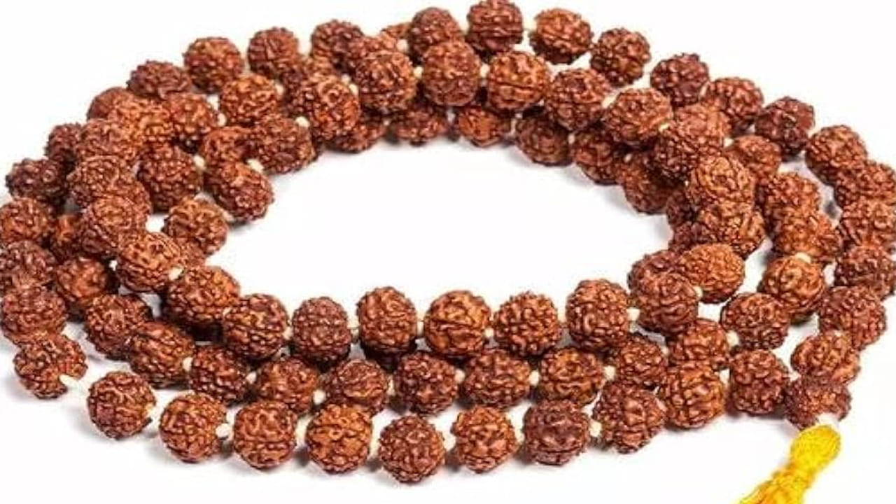 రుద్రాక్ష మాల ప్రాముఖ్యత..
రుద్రాక్షను పరమశివునికి అత్యంత ప్రియమైనదిగా భావిస్తారు. పురాణ కథనాల ప్రకారం, ఇది శివుని కన్నీళ్ల నుంచి పుట్టిందని చెబుతారు. రుద్రాక్ష మాలను ధరించడం ద్వారా నెగెటివ్ ఎనర్జీ తగ్గి ధైర్యం, ఆత్మవిశ్వాసం, ఆధ్యాత్మిక శక్తి పెరుగుతాయని నమ్మకం ఉంది.
ఈ రాశుల వారికి శుభప్రదం: మేషం, సింహం, వృశ్చికం, మకరం.
ఈ రాశులవారు రుద్రాక్ష మాలను ధరించడం ద్వారా కోప నియంత్రణ, ధృఢ నిర్ణయ సామర్థ్యం, కెరీర్లో స్థిరత్వం పొందగలరని విశ్వసిస్తారు.