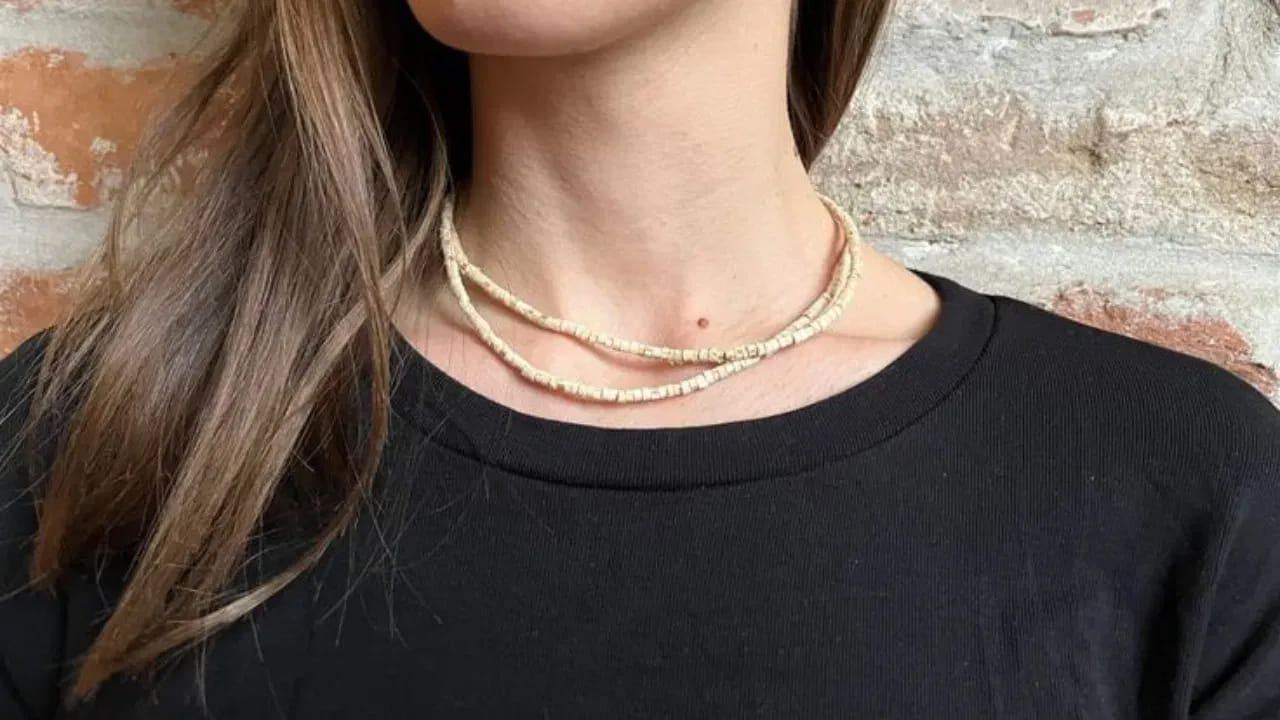 తులసి మాల ప్రాముఖ్యత..
తులసిని మహాలక్ష్మీ స్వరూపంగా, అలాగే శ్రీమహావిష్ణువుకు ప్రియమైనదిగా భావిస్తారు. తులసి మాల ధరించడం వల్ల భక్తి భావం పెరగడమే కాకుండా మనసు ప్రశాంతంగా ఉంటుంది.
ఈ రాశుల వారికి శుభప్రదం: వృషభం, కర్కాటకం, కన్య, మీనం. ఈ రాశుల వారికి తులసి మాల ఆనందం, శ్రేయస్సు, మానసిక సమతుల్యతను అందించడంలో సహాయపడుతుందని నమ్ముతారు. ఇది ఒత్తిడిని తగ్గించి సానుకూల ఆలోచనలను పెంపొందిస్తుంది.