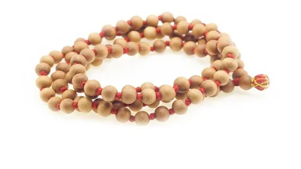 గంధపు మాల ప్రాముఖ్యత..
చందనం చల్లదనం, పవిత్రతకు ప్రతీకగా భావించబడుతుంది. దీని సువాసన మనస్సును శాంతపరచి ధ్యానంలో ఏకాగ్రతను పెంచుతుంది.
ఈ రాశుల వారికి శుభప్రదం: మిథునం, తుల, ధనుస్సు, కుంభం. ఈ రాశుల వారు గంధపు మాలను ధరించడం ద్వారా మేధో సామర్థ్యాలు, వాక్చాతుర్యం, సామాజిక సంబంధాలలో సౌహార్దం పెరుగుతాయని విశ్వసిస్తారు.