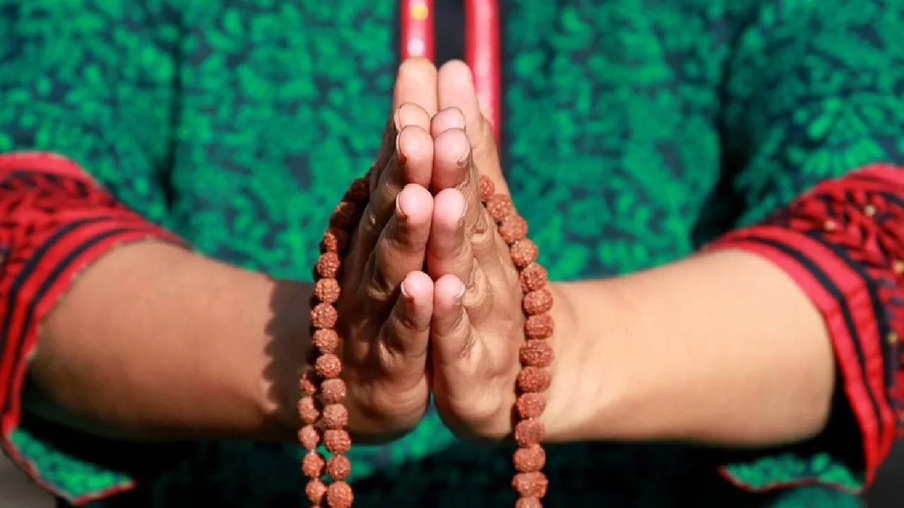 జపమాల ధరించే ముందు పాటించాల్సిన సూచనలు..
స్నానం చేసిన తరువాత శుభ్రమైన దుస్తులతో జపమాల ధరించాలి.
సోమవారం లేదా గురువారం ప్రారంభించడం శుభప్రదంగా భావిస్తారు.
జపమాలను నేలపై ఉంచకూడదు.
నిద్రపోయే ముందు దానిని శుభ్రమైన ప్రదేశంలో భద్రపరచాలి.
ఇతరుల జపమాల వాడకూడదు.
చివరగా.. జపమాల ధరించడం కేవలం ఒక ఆచారం మాత్రమే కాదు, అది మనలోని ఆత్మవిశ్వాసాన్ని, భక్తిని, మానసిక ప్రశాంతతను పెంపొందించే ఒక ఆధ్యాత్మిక ప్రయాణం. రాశి ప్రకారం సరైన జపమాలను ఎంచుకుని భక్తితో జపం చేస్తే, జీవితం మరింత సానుకూల దిశగా పయనిస్తుందని విశ్వసించబడుతుంది.
(Disclaimer: ఈ వార్తలోని సమాచారం జ్యోతిష్య శాస్త్రం, మత విశ్వాసాలపై ఆధారపడి ఉంది. పాఠకుల ఆసక్తి మేరకు అందించడం జరిగింది. దీనిని టీవీ9 తెలుగు ధృవీకరించదు.)