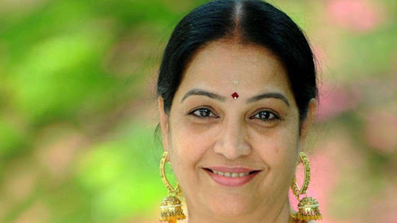 అయితే, అనిల్ తనకు రెమ్యునరేషన్, వడ్డీ, అసలు కూడా తిరిగి ఇవ్వలేదని ఆమె ఆవేదన వ్యక్తం చేశారు. షూటింగ్లు ఆగిపోకుండా ఉండేందుకు తాను నటీనటులకు తన సంచుల్లో డబ్బులు పెట్టుకొని ఇచ్చేదానినని చెప్పారు. నటీనటులు తన గురించి "డబ్బు మదం, కుక్కకు బిస్కెట్లు విసిరినట్టు" మాట్లాడుకున్నా, ఆ విషయాన్ని ఎవరూ తనకు చెప్పలేదని ఆమె వాపోయారు. తాను మోసపోయిన తర్వాత, సిసిఎస్ (క్రైమ్ సెంట్రల్ స్టేషన్) చుట్టూ ఆరు నెలలు తిరిగానని, వారు అనిల్ను పట్టుకొచ్చినా, ఆ తర్వాత డబ్బులు తీసుకొని వదిలేశారని జయలలిత ఆరోపించారు. అవినాష్ మహంతి అనే అధికారిని తాను ప్రశ్నించగా, "మోసం చేయడం తెలిసిన నీకు కూడా మోసం చేసి సంపాదించడం తెలిస్తే సంపాదించు" అని తనతో అన్నారని, దాంతో తాను ఆ రోజు నుంచి సిసిఎస్ గడప తొక్కలేదని తెలిపారు.