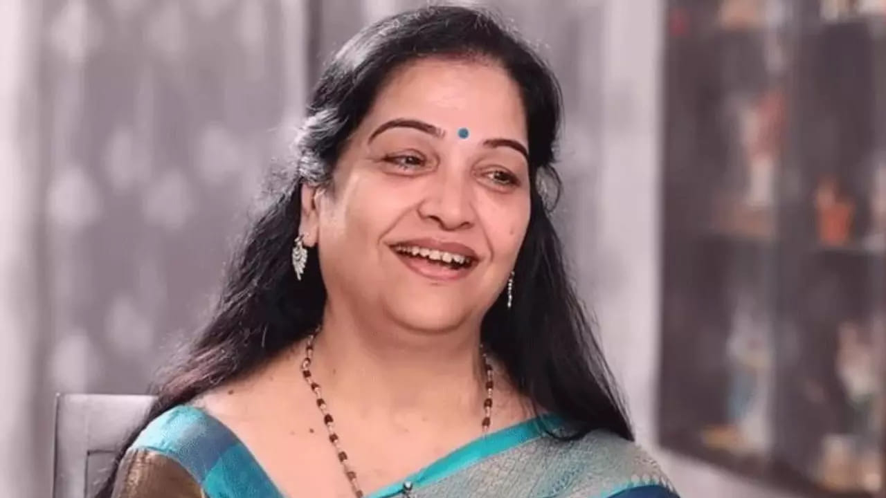 జయలలిత జీవితంలో జరిగిన మరొక ముఖ్యమైన సంఘటన రూ. 4 కోట్ల ఆర్థిక నష్టం. అనిల్ గణపతిరాజ్ అనే నిర్మాత వల్ల తాను ఈ నష్టాన్ని చవిచూశానని ఆమె వివరించారు. రాఘవేంద్రరావు గారి వద్ద డ్రైవర్గా తన ప్రస్థానం ప్రారంభించి, ముళ్ళపూడి రమణ గారి అబ్బాయి వరతో కలిసి సీరియల్స్ నిర్మిస్తూ నిర్మాతగా మారిన అనిల్ను తాను చిన్నతనం నుంచీ చూశానని జయలలిత చెప్పారు. ముత్యాల ముగ్గు, గోరింట దీపం వంటి సీరియల్స్ తీసిన అనిల్, కుందనపు బొమ్మ అనే సినిమాను ముళ్ళపూడి వరతో కలిసి నిర్మించారని, అందులో రూ. 80 లక్షల నష్టం వచ్చిందని ఆమె తెలిపారు. డిమానిటైజేషన్, జీఎస్టీ వంటి మార్పుల సమయంలో అనిల్ ఆర్థిక ఇబ్బందుల్లో ఉన్నప్పుడు, తాను అతనికి వడ్డీకి డబ్బులు ఇచ్చానని, ఆ సమయంలో తనను "వడ్డీ జయమ్మ" అని పిలిచేవారని ఆమె గుర్తు చేసుకున్నారు.