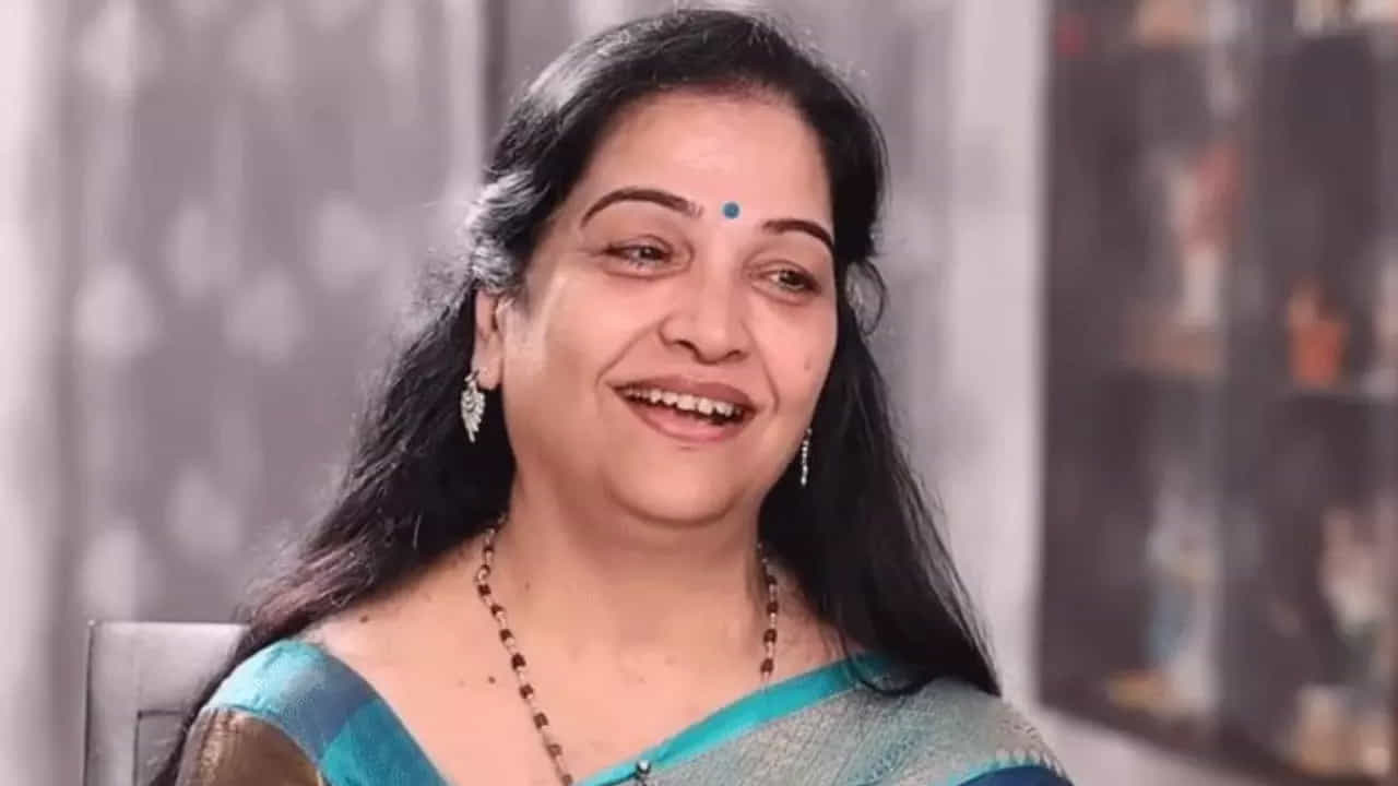 జయలలిత జీవితంలో జరిగిన మరొక ముఖ్యమైన సంఘటన రూ. 4 కోట్ల ఆర్థిక నష్టం. అనిల్ గణపతిరాజ్ అనే నిర్మాత వల్ల తాను ఈ నష్టాన్ని చవిచూశానని ఆమె వివరించారు. రాఘవేంద్రరావు గారి వద్ద డ్రైవర్గా తన ప్రస్థానం ప్రారంభించి, ముళ్ళపూడి రమణ గారి అబ్బాయి వరతో కలిసి సీరియల్స్ నిర్మిస్తూ నిర్మాతగా మారిన అనిల్ను తాను చిన్నతనం నుంచీ చూశానని జయలలిత చెప్పారు. ముత్యాల ముగ్గు, గోరింట దీపం వంటి సీరియల్స్ తీసిన అనిల్, కుందనపు బొమ్మ అనే సినిమాను ముళ్ళపూడి వరతో కలిసి నిర్మించారని, అందులో రూ. 80 లక్షల నష్టం వచ్చిందని ఆమె తెలిపారు. డిమానిటైజేషన్, జీఎస్టీ వంటి మార్పుల సమయంలో అనిల్ ఆర్థిక ఇబ్బందుల్లో ఉన్నప్పుడు, తాను అతనికి వడ్డీకి డబ్బులు ఇచ్చానని, ఆ సమయంలో తనను "వడ్డీ జయమ్మ" అని పిలిచేవారని ఆమె గుర్తు చేసుకున్నారు.