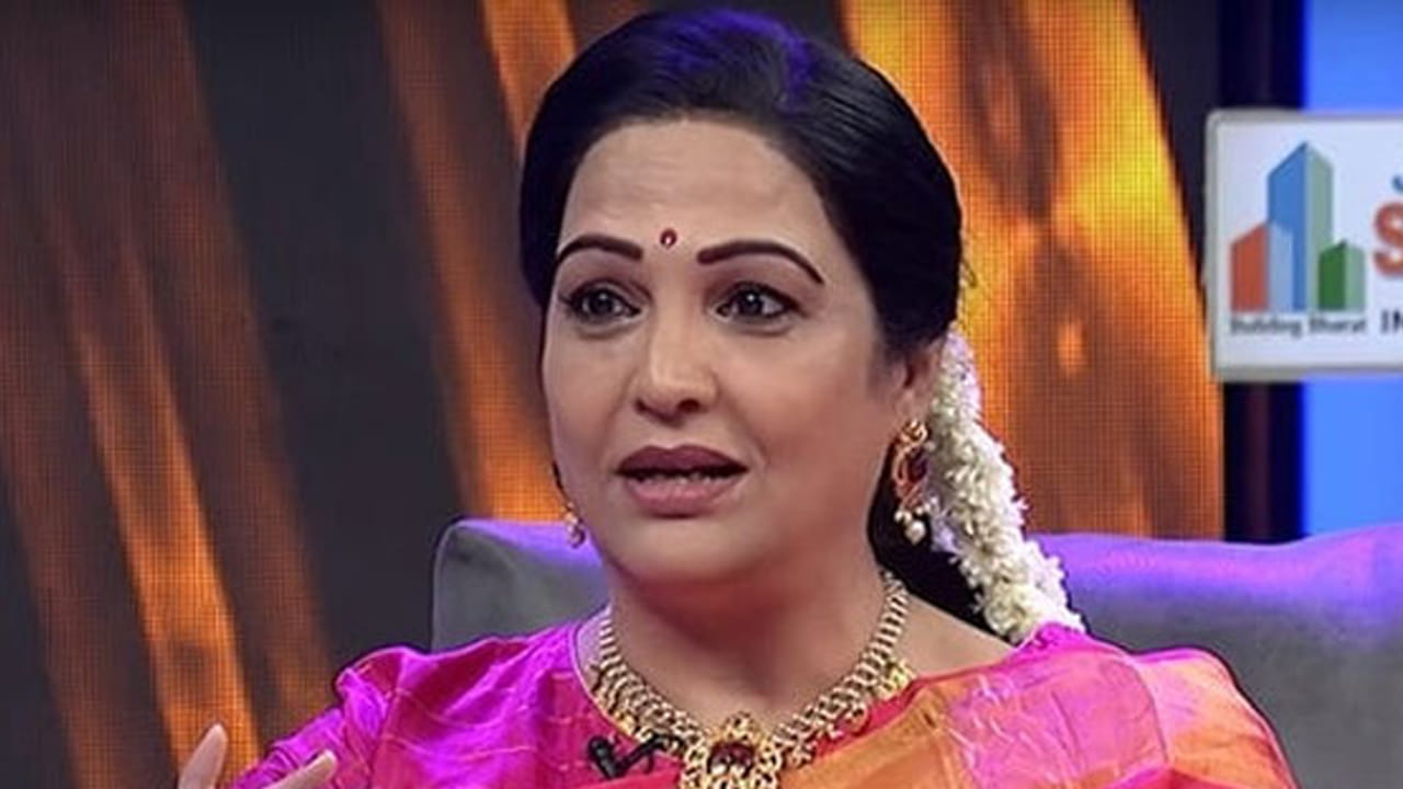 సీనియర్ నటి జయలలిత ఓ ఇంటర్వ్యూలో తన వ్యక్తిగత జీవితం, సినీ పరిశ్రమలోని అనుభవాల గురించి సంచలన విషయాలను వెల్లడించారు. ఈ ఇంటర్వ్యూలో పారిశ్రామిక దిగ్గజం ధీరుభాయ్ అంబానీ తనకు బహుమతిగా ఇచ్చిన ఫ్లాట్‌లు, అలాగే నిర్మాత ఒకరి వల్ల తాను కోల్పోయిన రూ. 4 కోట్ల గురించి వివరంగా మాట్లాడారు.

