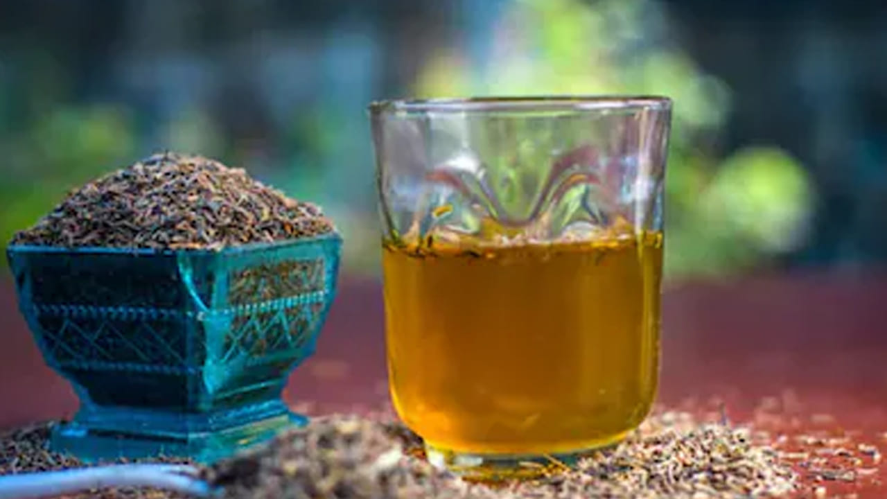 జీలకర్ర నీరు: జీలకర్ర నీరు జీర్ణక్రియను మెరుగుపరచడమే కాకుండా, రక్తంలో చక్కెర స్థాయిలను స్థిరంగా ఉంచడంలో కూడా సహాయపడుతుంది. జీలకర్రలో ఉండే యాంటీఆక్సిడెంట్లు శరీరంలో వాపును తగ్గించి, కణాలను ఆరోగ్యంగా ఉంచుతాయి. ఇది బరువు తగ్గడానికి సహాయపడటంతో పాటు, చెడు కొలెస్ట్రాల్‌ను కూడా నియంత్రిస్తుంది. బరువు తగ్గడం వల్ల ఇన్సులిన్ పనితీరు మెరుగుపడుతుంది. ఇది పరోక్షంగా చక్కెర స్థాయిలను అదుపులో ఉంచుతుంది. ఉదయం పూట గోరువెచ్చని జీలకర్ర నీరు తాగడం వల్ల రోజంతా శక్తివంతంగా ఉండవచ్చు.