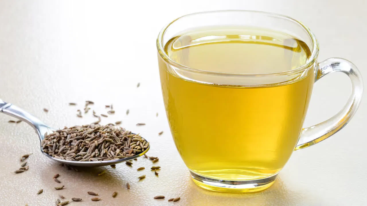 బరువు నియంత్రణ: మధుమేహం వల్ల పెరిగే అధిక బరువును తగ్గించడంలో జీలకర్ర నీరు అద్భుతంగా పనిచేస్తుంది. ఇది జీర్ణవ్యవస్థను శుద్ధి చేసి, గ్యాస్ మరియు అజీర్ణం వంటి సమస్యలను దూరం చేస్తుంది. ఉదయాన్నే పరగడుపున జీలకర్ర నీరు తాగడం వల్ల రోజంతా చక్కెర స్థాయిలు స్థిరంగా ఉంటాయి.
