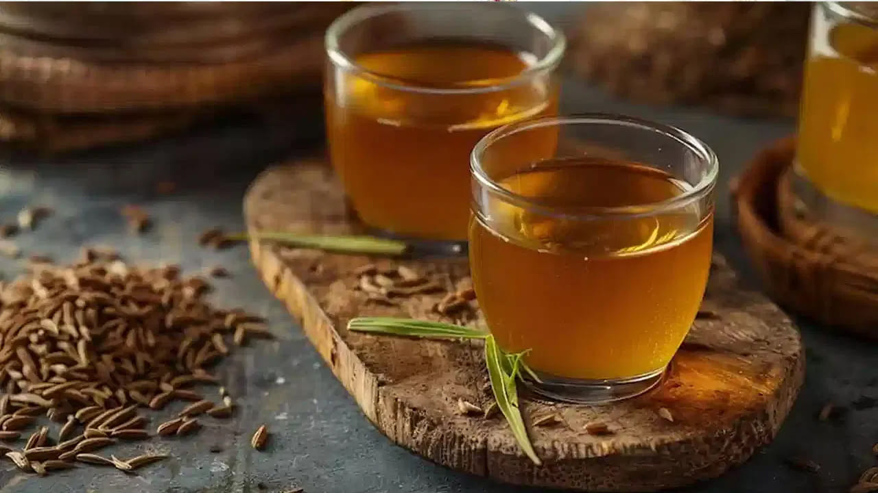 జీలకర్ర నీటితో ఇన్సులిన్ పెంపు: జీలకర్ర కేవలం కూరలకు రుచిని ఇవ్వడమే కాదు, ఒక అద్భుతమైన ఔషధంగా కూడా పనిచేస్తుంది. 2017లో ఫుడ్ సైన్స్ అండ్ న్యూట్రిషన్ పత్రికలో ప్రచురించబడిన ఒక క్లినికల్ అధ్యయనం ప్రకారం.. జీలకర్రకు శక్తివంతమైన మధుమేహ నిరోధక గుణాలు ఉన్నాయి. ఇది శరీరంలో ఇన్సులిన్ ఉత్పత్తిని ప్రేరేపించడమే కాకుండా, కణాల ఇన్సులిన్ సున్నితత్వాన్ని మెరుగుపరుస్తుంది. 