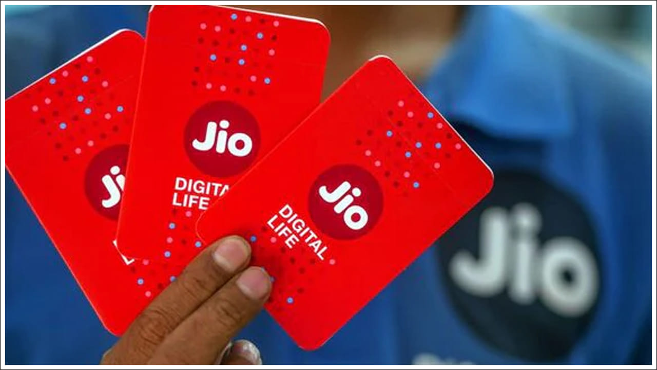  ఎయిర్‌టెల్, విలో కూడా చౌకైన ప్లాన్‌లు ఉన్నాయా?: ఈ రిలయన్స్ జియో ప్లాన్ కూడా వినియోగదారులందరికీ అందుబాటులో లేదు. కేవలం ఆ కంపెనీ జియో భారత్ ఫోన్ ఉన్నవారికి మాత్రమే అందుబాటులో ఉంది. మరోవైపు ఎయిర్‌టెల్, వోడాఫోన్ ఐడియా ఇంత తక్కువ ధరకు 336 రోజుల వ్యాలిడిటీతో కూడిన ఏ ప్లాన్‌ను అందించడం లేదు.