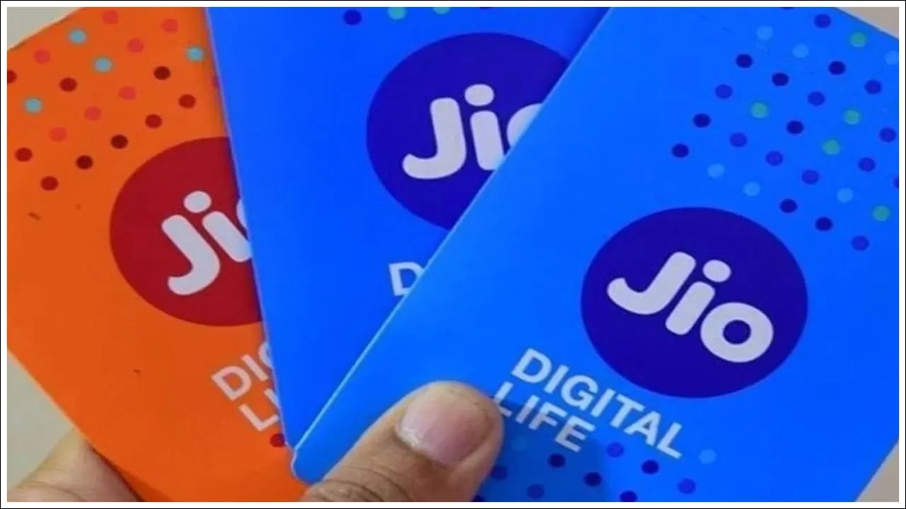  Jio Plan: రిలయన్స్ జియో భారతదేశంలో అతిపెద్ద టెలికాం సంస్థ. ఇప్పుడు ఈ సంస్థ తన వినియోగదారులకు ఒక పెద్ద శుభవార్తను అందించింది. ఈ సంస్థ ఒక రీఛార్జ్ ప్లాన్‌ను ప్రవేశపెట్టింది. దీనిలో ఒక ముఖ్యమైన సర్వీసును ఏకంగా 18 నెలల పాటు ఉచితంగా అందిస్తోంది.