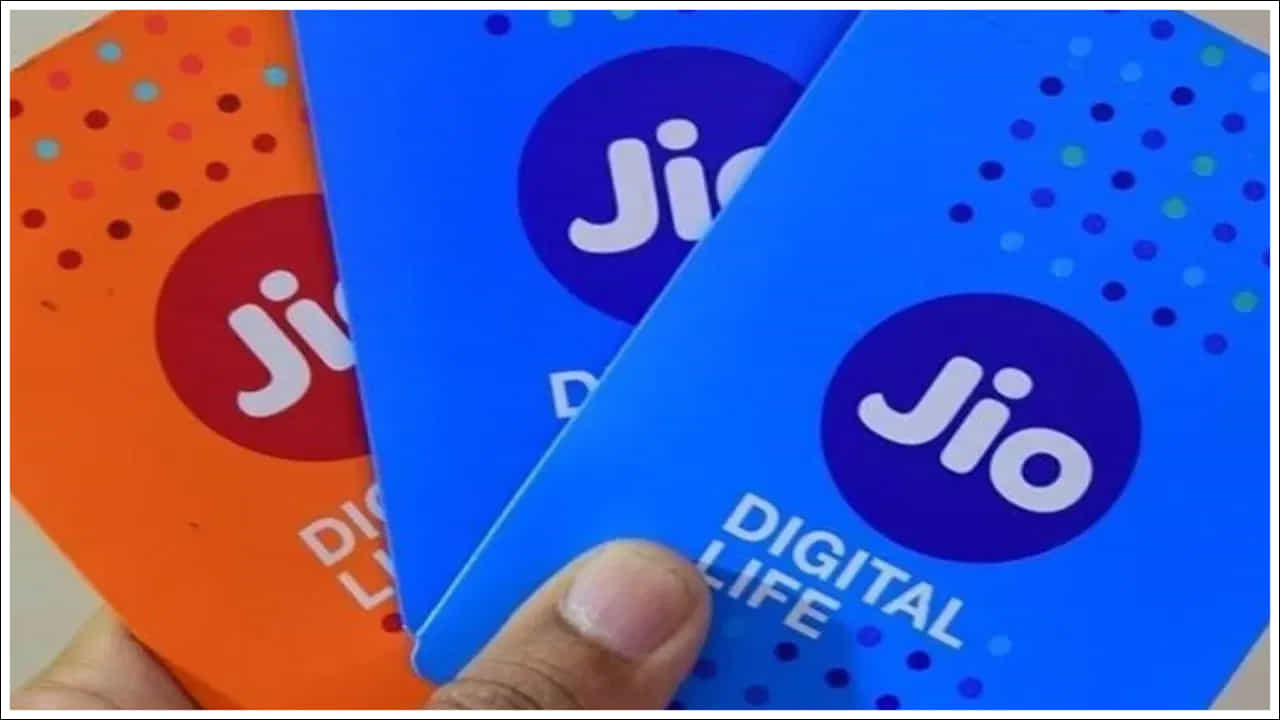 Jio Plan: రిలయన్స్ జియో భారతదేశంలో అతిపెద్ద టెలికాం సంస్థ. ఇప్పుడు ఈ సంస్థ తన వినియోగదారులకు ఒక పెద్ద శుభవార్తను అందించింది. ఈ సంస్థ ఒక రీఛార్జ్ ప్లాన్ను ప్రవేశపెట్టింది. దీనిలో ఒక ముఖ్యమైన సర్వీసును ఏకంగా 18 నెలల పాటు ఉచితంగా అందిస్తోంది.