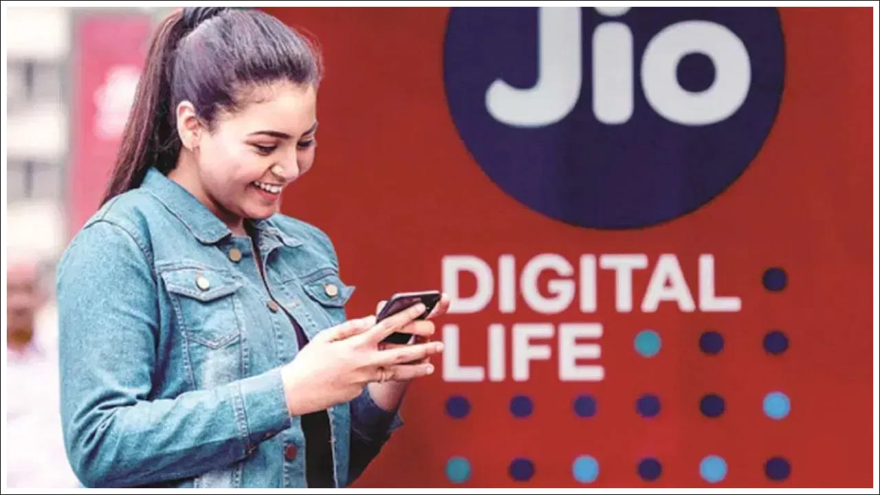 కాలింగ్, ఎస్‌ఎంఎస్‌లు: ఈ ప్లాన్‌లో కస్టమర్‌లు ఏ నెట్‌వర్క్‌కైనా అపరిమిత ఉచిత కాలింగ్ సౌకర్యాన్ని పొందుతారు. వారు రోజుకు 100 ఉచిత SMSలను కూడా పంపవచ్చు. డేటాతో పాటు కాలింగ్‌, ఎస్‌ఎంఎస్‌లు కోరుకునే వారికి ఈ రీచార్జ్‌ ప్లాన్‌ బెస్ట్‌ అనే చెప్పాలి.