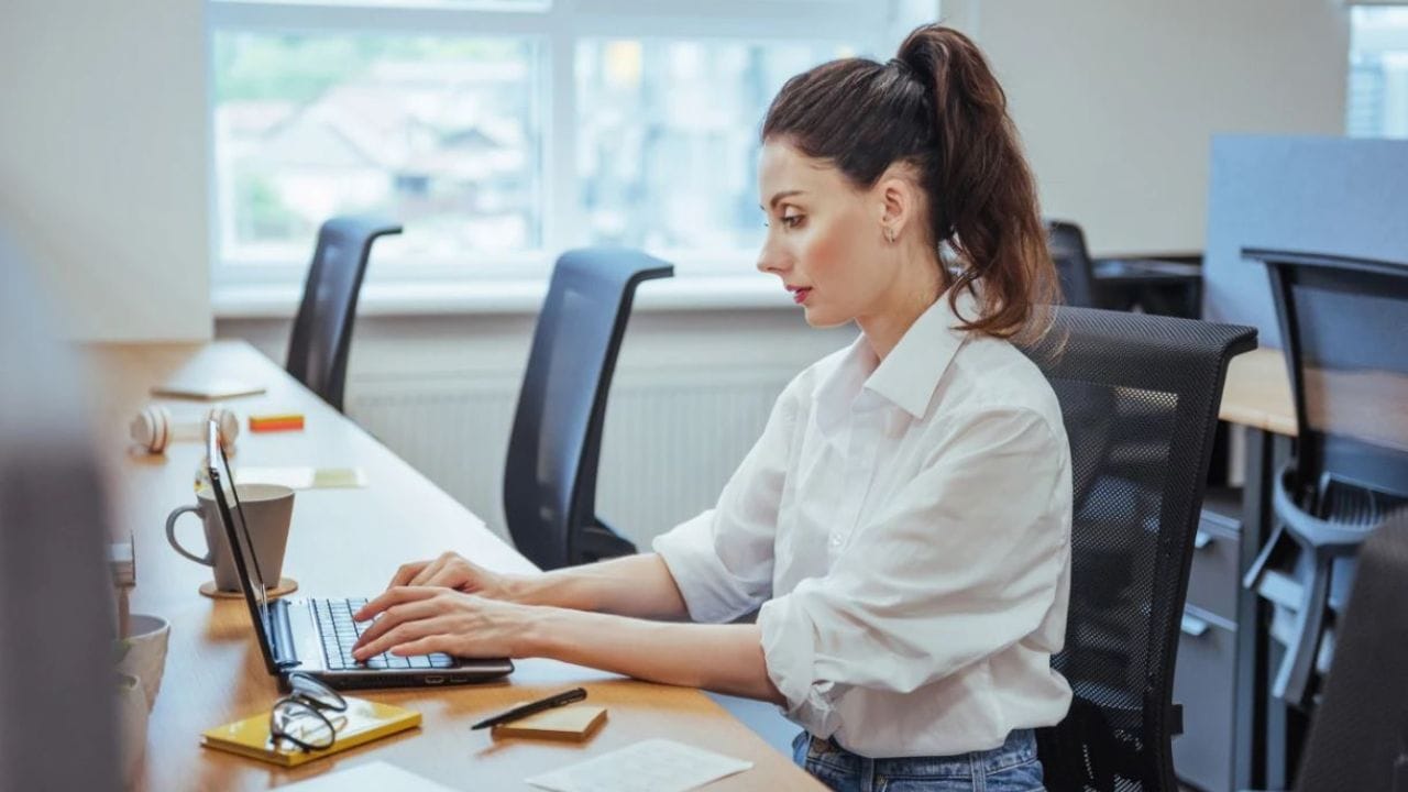 మార్కెట్లో కొత్త ట్రెండ్! ఉద్యోగం బోర్ కొడుతున్నా వదలడం లేదా? ‘జాబ్ హగ్గింగ్’ భయం