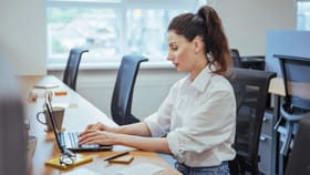 ‘జాబ్ హగ్గింగ్’ వల్ల మీ కెరీర్ ప్రమాదంలో పడవచ్చు!