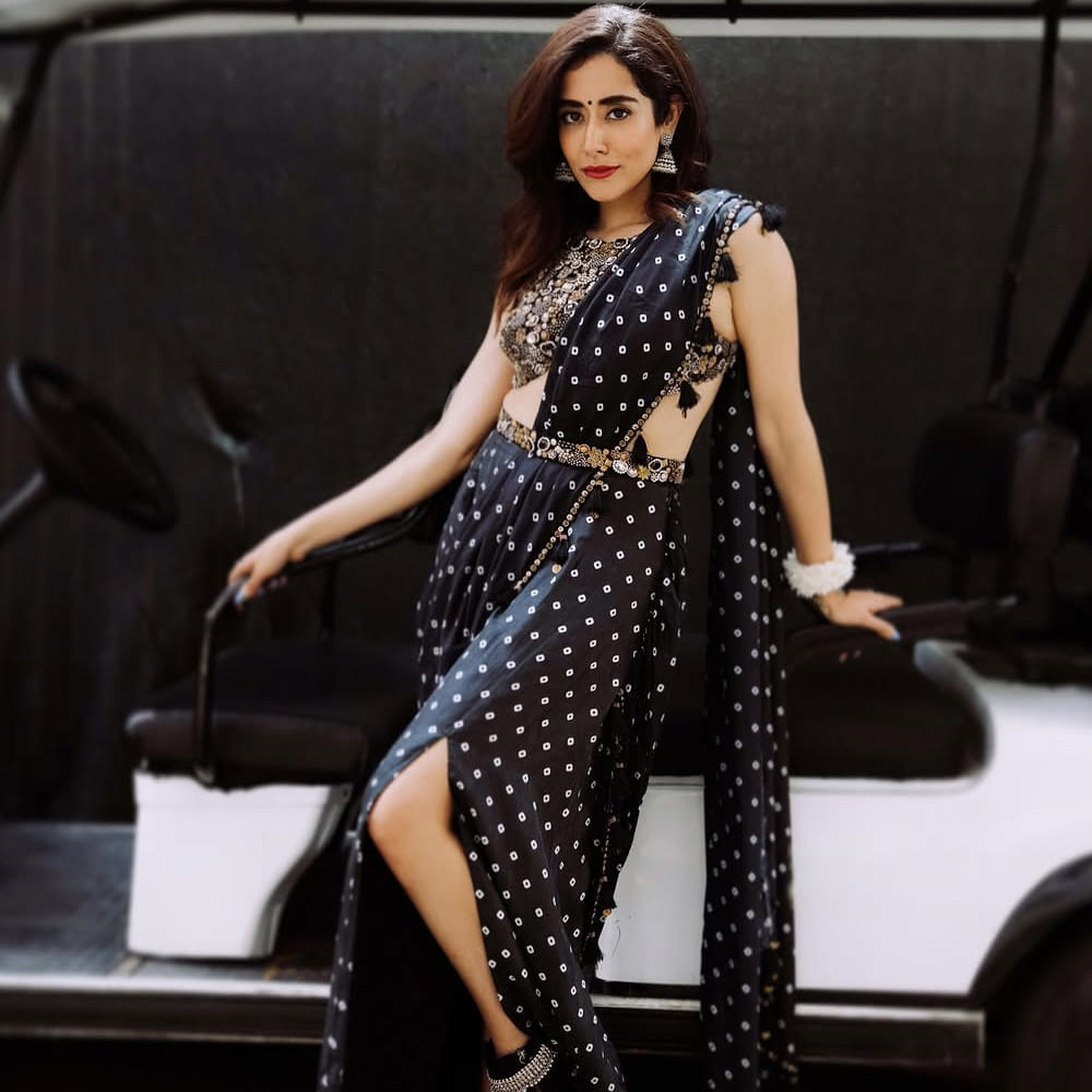  అయితే, కేవలం గాయనిగానే కాకుండా, ఇప్పుడు ఆమె తనలోని డ్యాన్సింగ్ టాలెంట్‌ను కూడా చూపించబోతోంది. 'డెకాయిట్' సినిమాలో రాబోయే ఈ మాస్ సాంగ్‌లో జోనితా స్టెప్పులు వేయనున్నట్లు సమాచారం. ఈ సినిమాను షానెల్ డియో దర్శకత్వం వహిస్తున్నారు. ఇది ఒక రా అండ్ రస్టిక్ యాక్షన్ డ్రామాగా తెరకెక్కుతోంది.